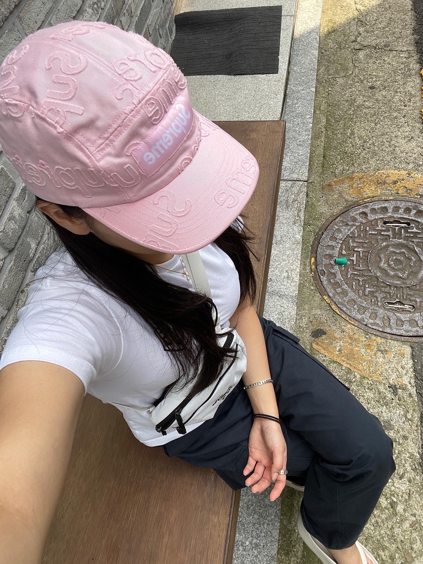 Arc'teryx Mantis 1 Waistpack Orca, Supreme Lasered Twill Camp Cap Pink - 23SS 착용 스타일 - 2
