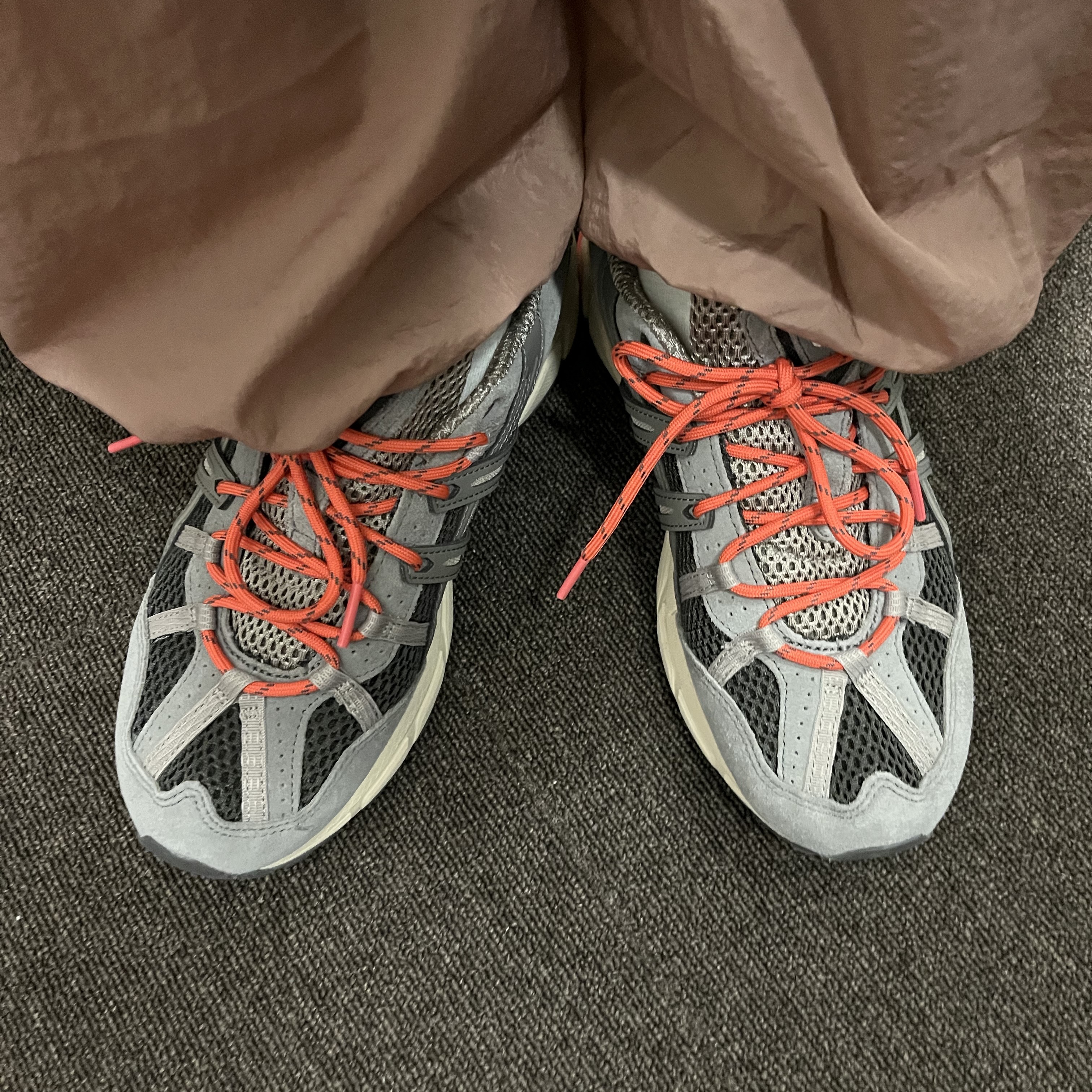 Asics Gel-Sonoma 15-50 Clay Grey Obsidian Grey 착용 스타일 - 2