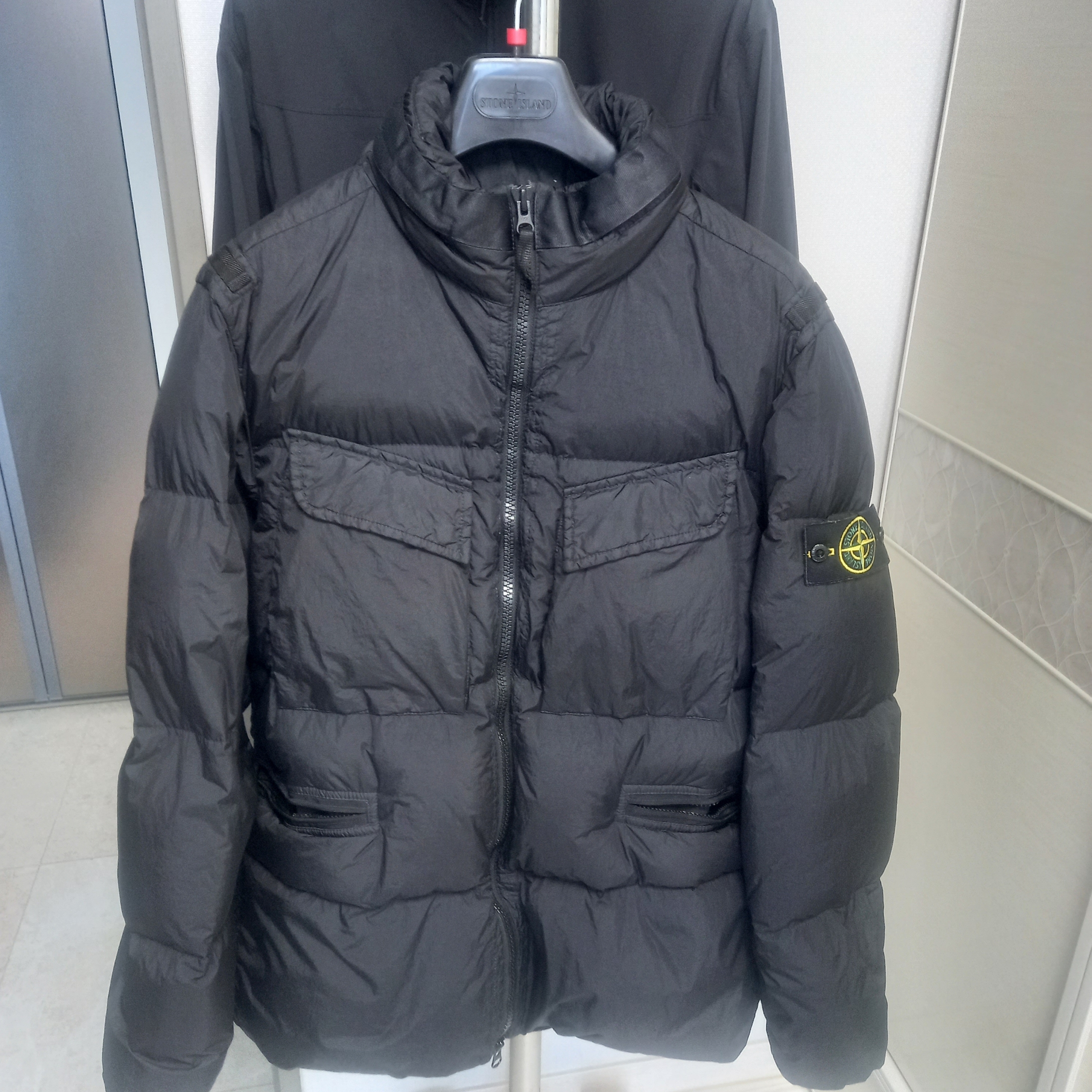 Stone Island 40123 Garment Dyed Crinkle Reps R-NY Down Jacket Black - 22FW 착용 스타일 - 1