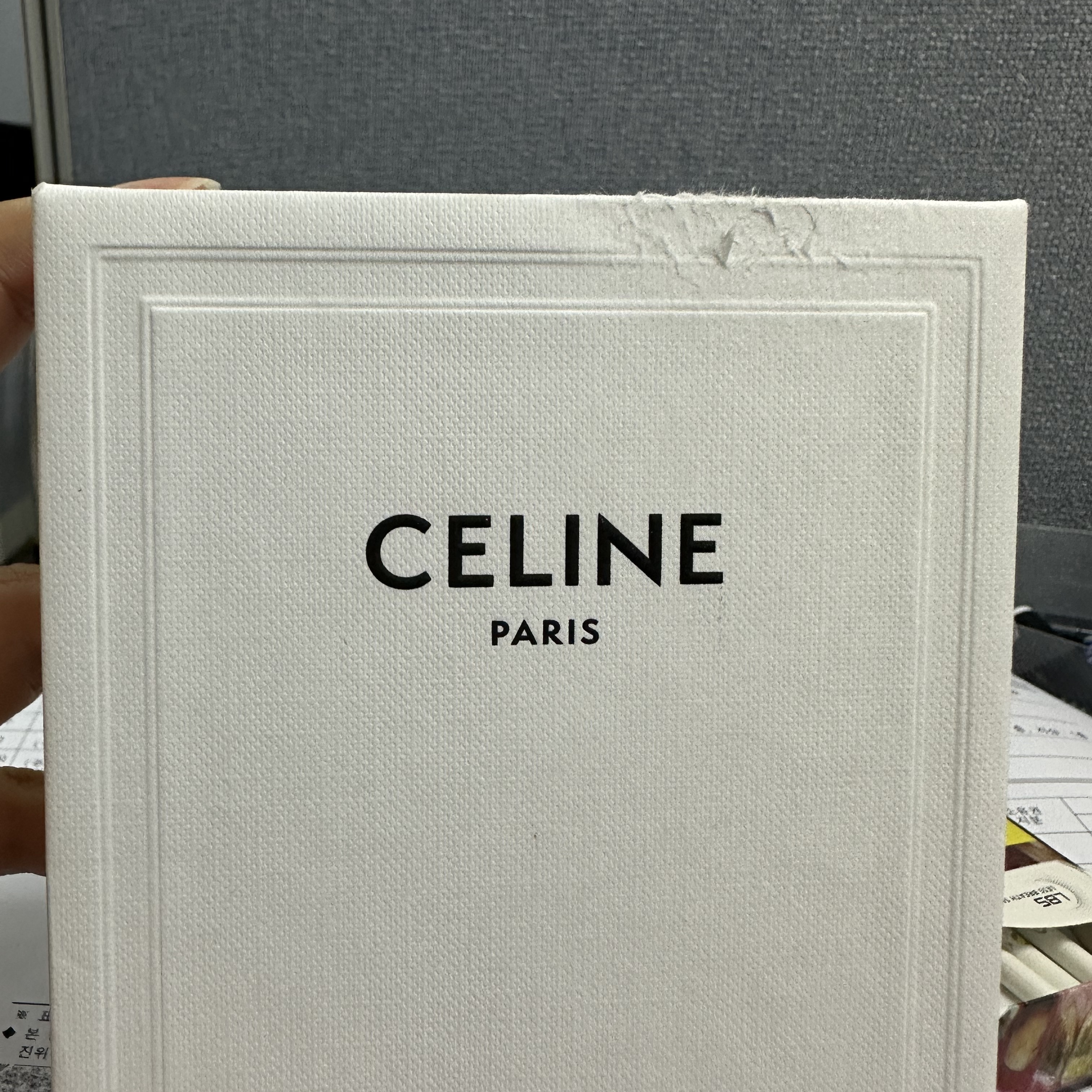 Celine Card Holder with Flap in Shiny Calfskin Black 착용 스타일 - 4
