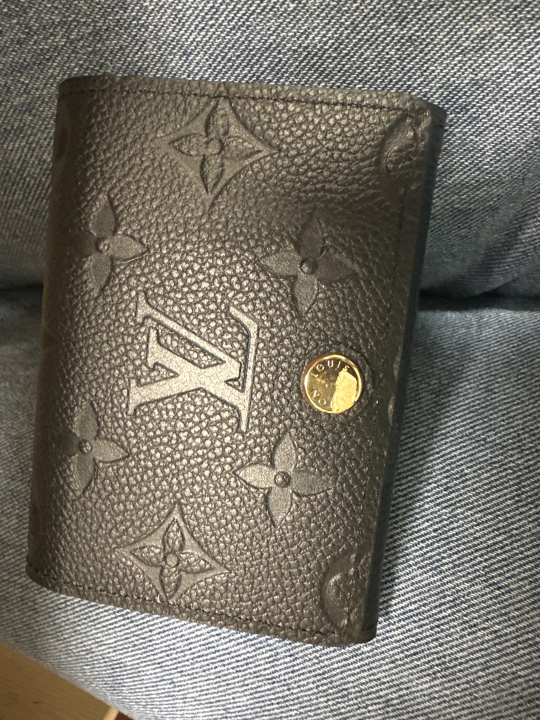 Louis Vuitton Business Card Holder Monogram Embossed Leather Black 착용 스타일