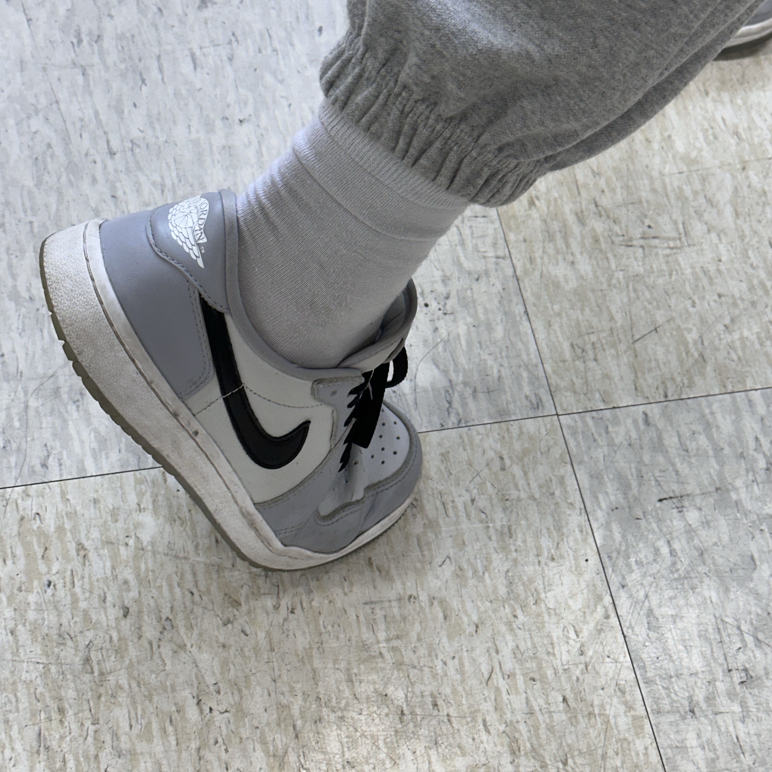 Jordan 1 Low Golf Wolf Grey 착용 스타일 - 1
