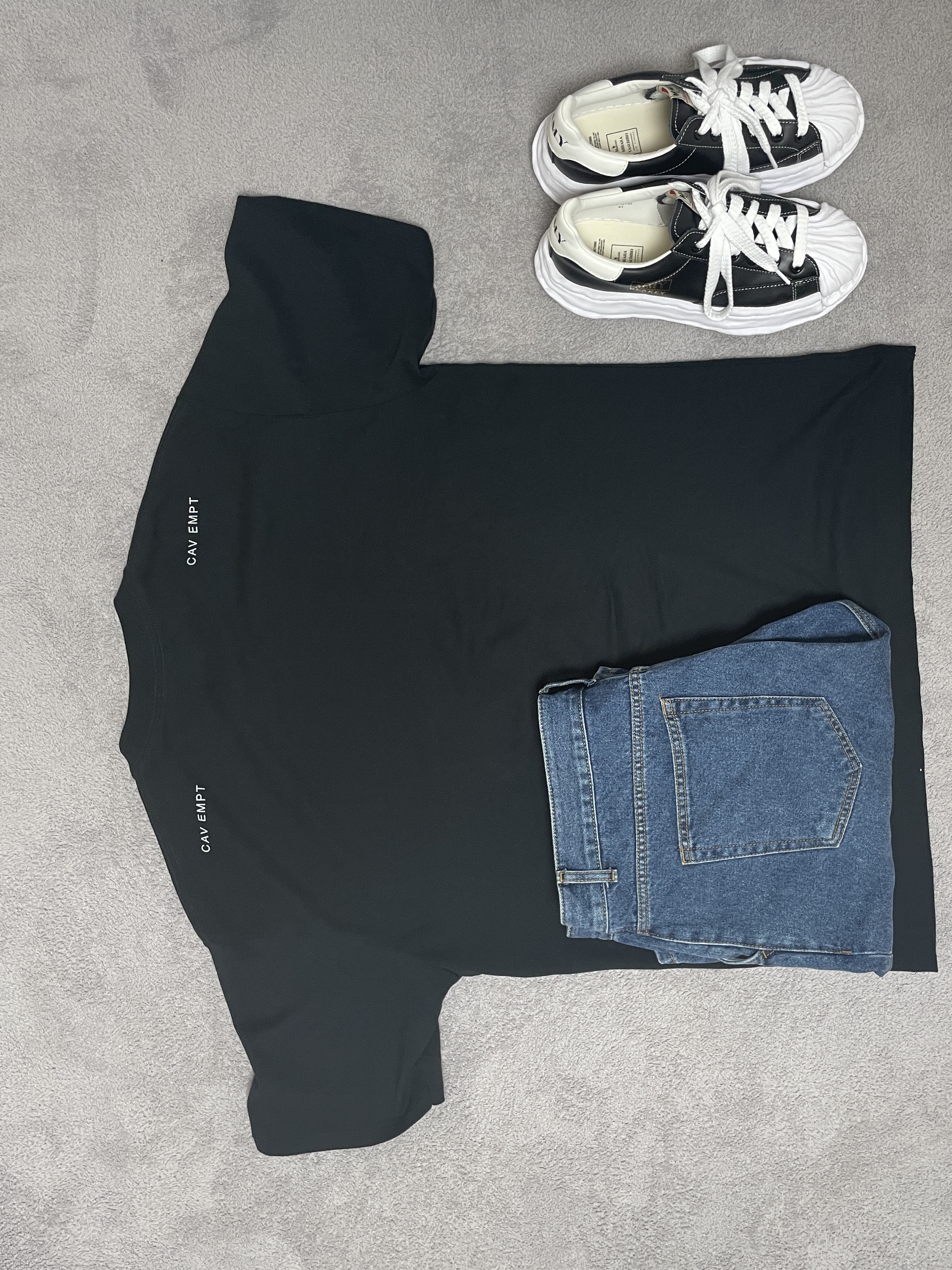 Maison Mihara Yasuhiro Blakey OG Sole Leather Low-top Sneakers Black, Cav Empt Displeased T-Shirt Black - 23FW 착용 스타일 - 4
