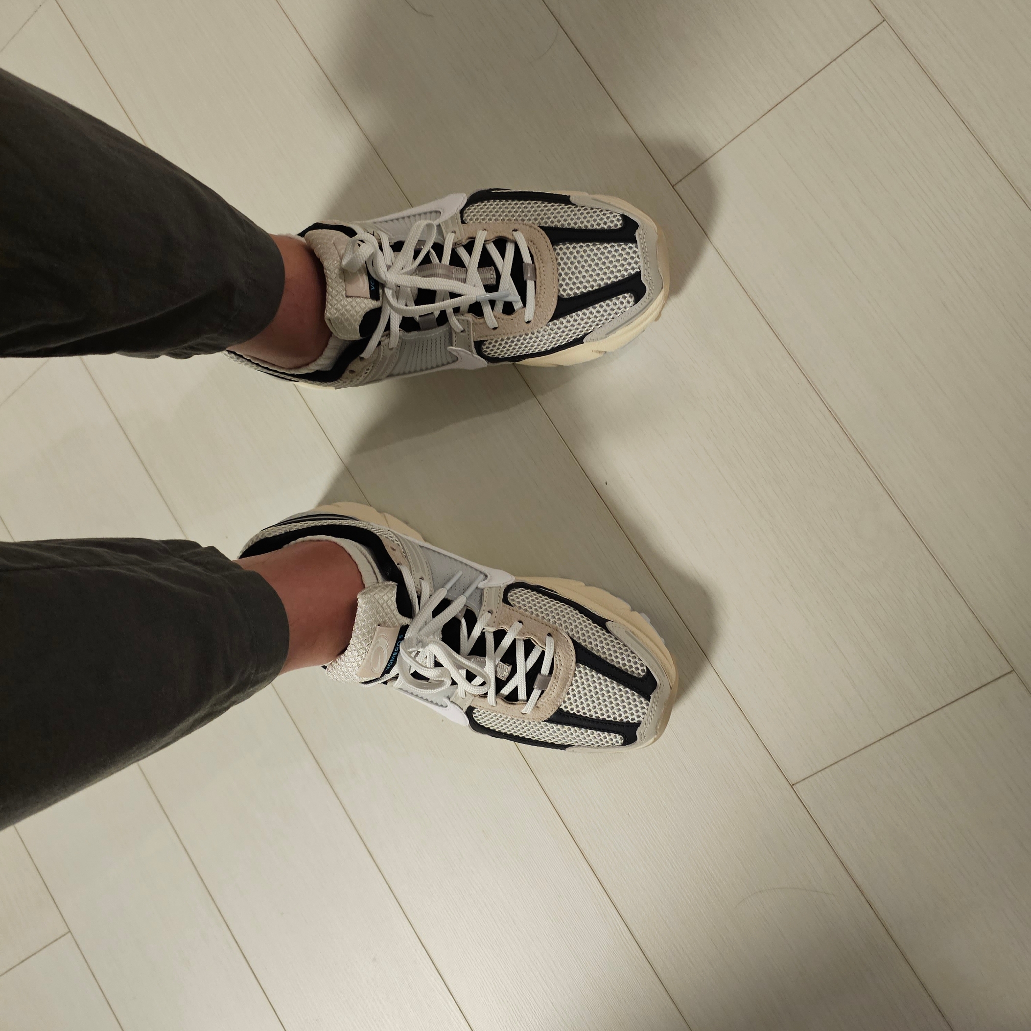 Nike Zoom Vomero 5 Light Bone and Black 착용 스타일