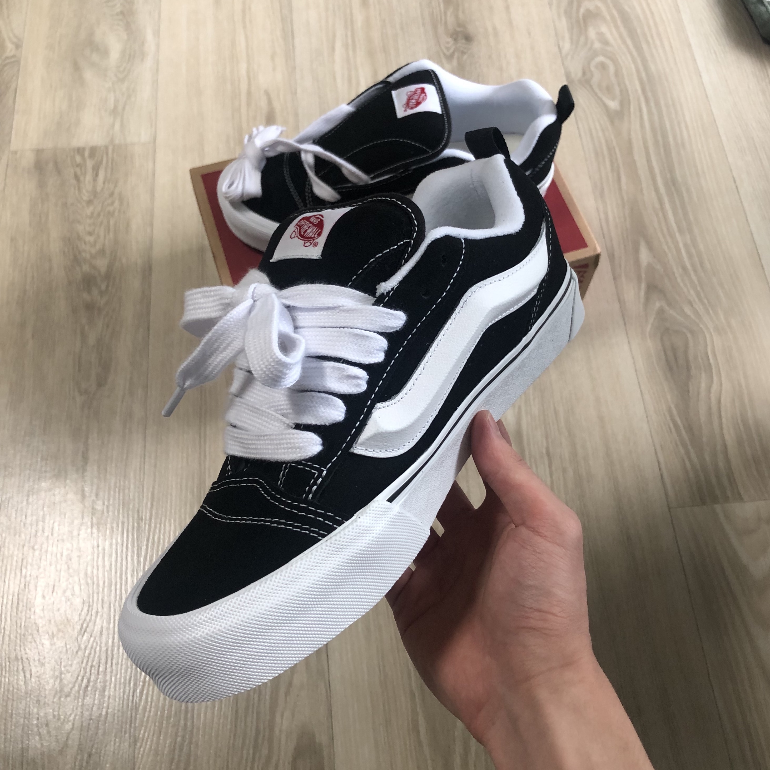 Vans Knu-Skool Black True White 착용 스타일 - 3