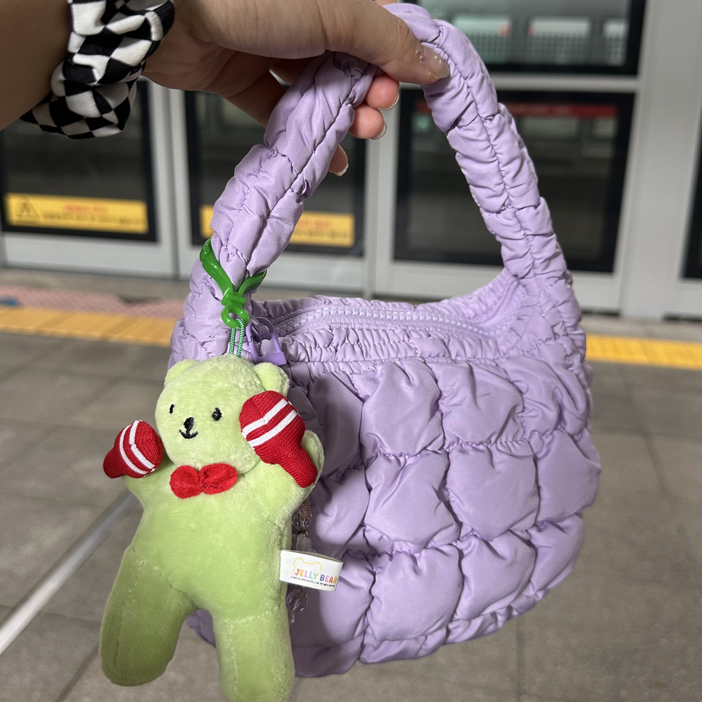 COS Quilted Micro Bag Purple 착용 스타일 - 3