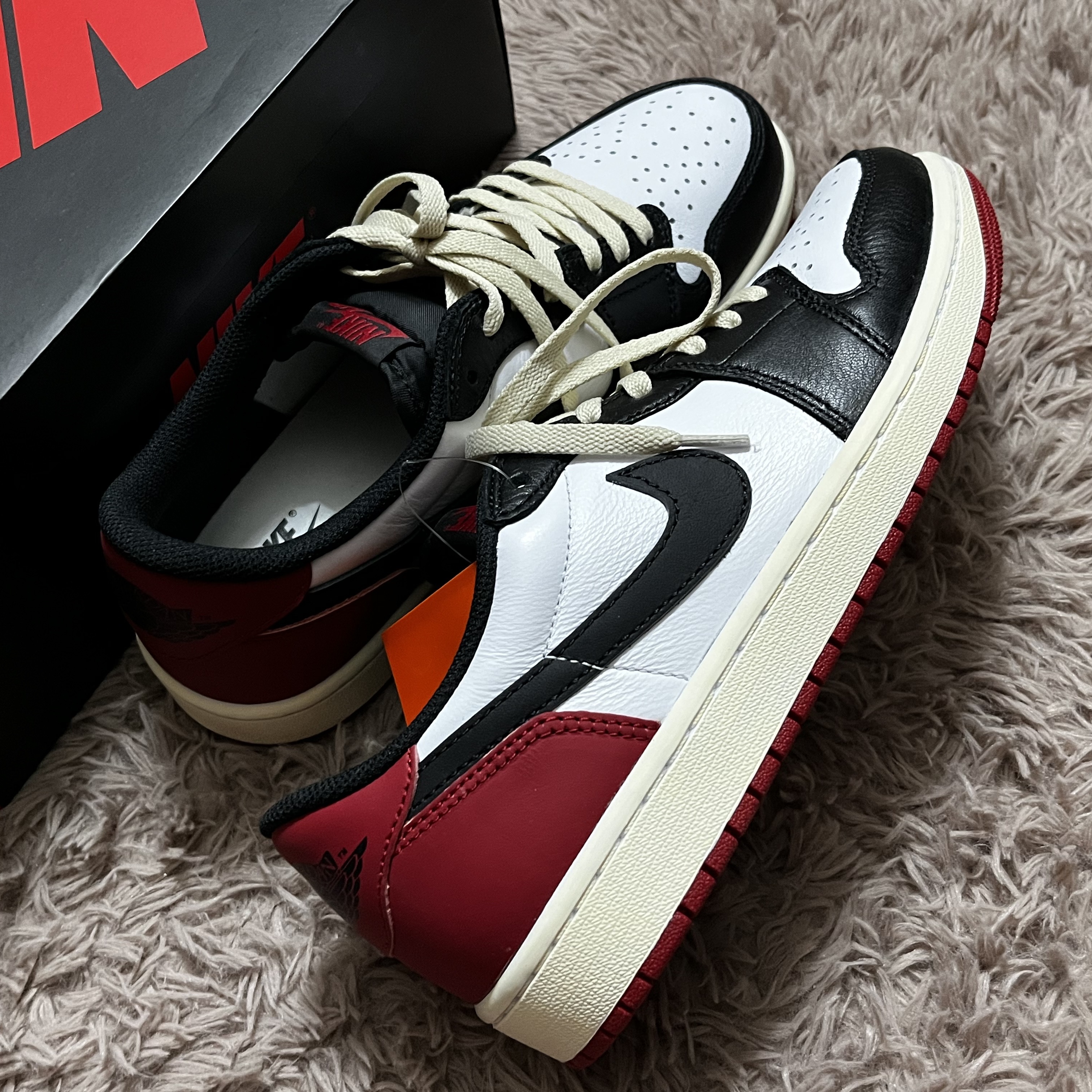 Jordan 1 Retro Low OG Black Toe, Human Made Acrylic Heart Keyring Green 착용 스타일 - 1