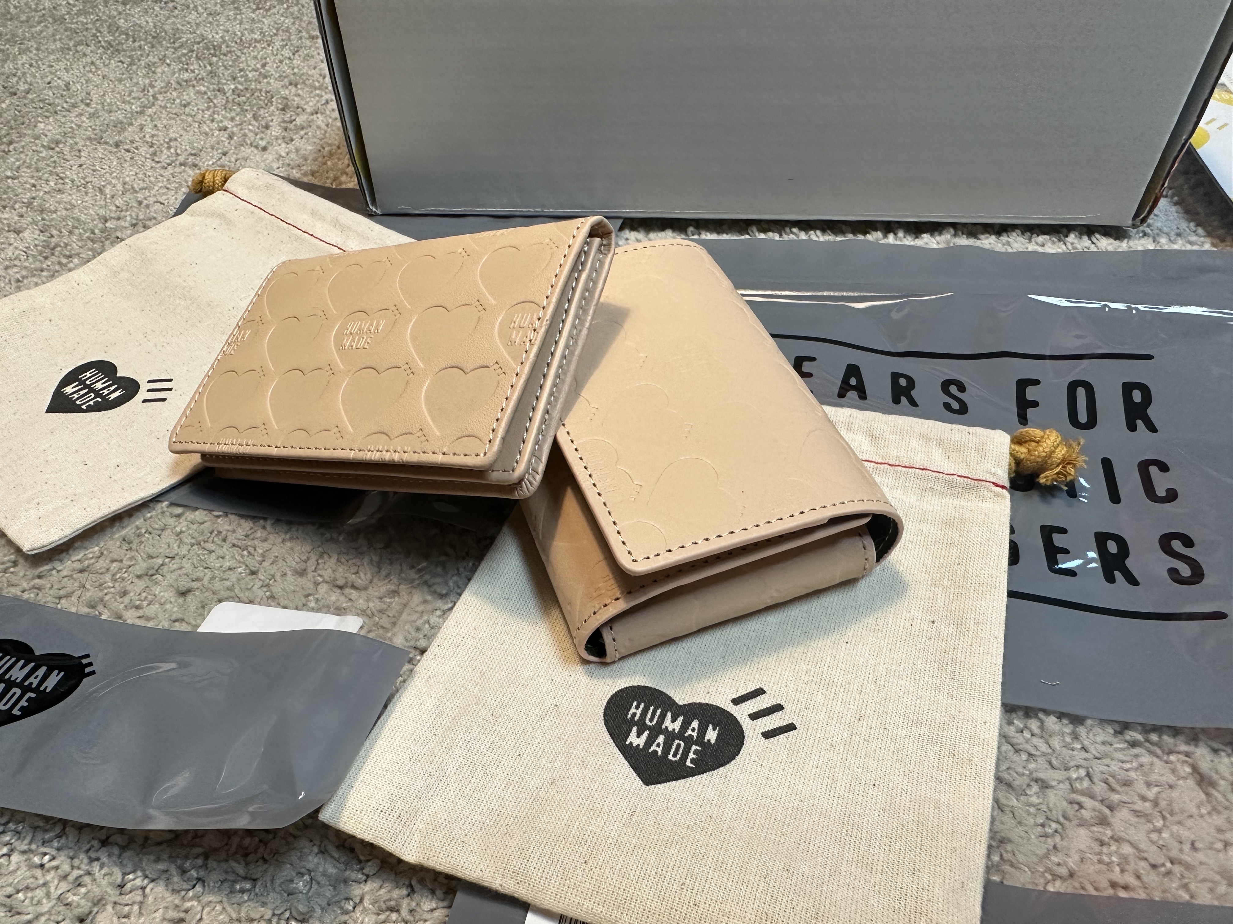 Human Made Leather Card Case Beige, Human Made Leather Multi Pass Case Beige 착용 스타일 - 1