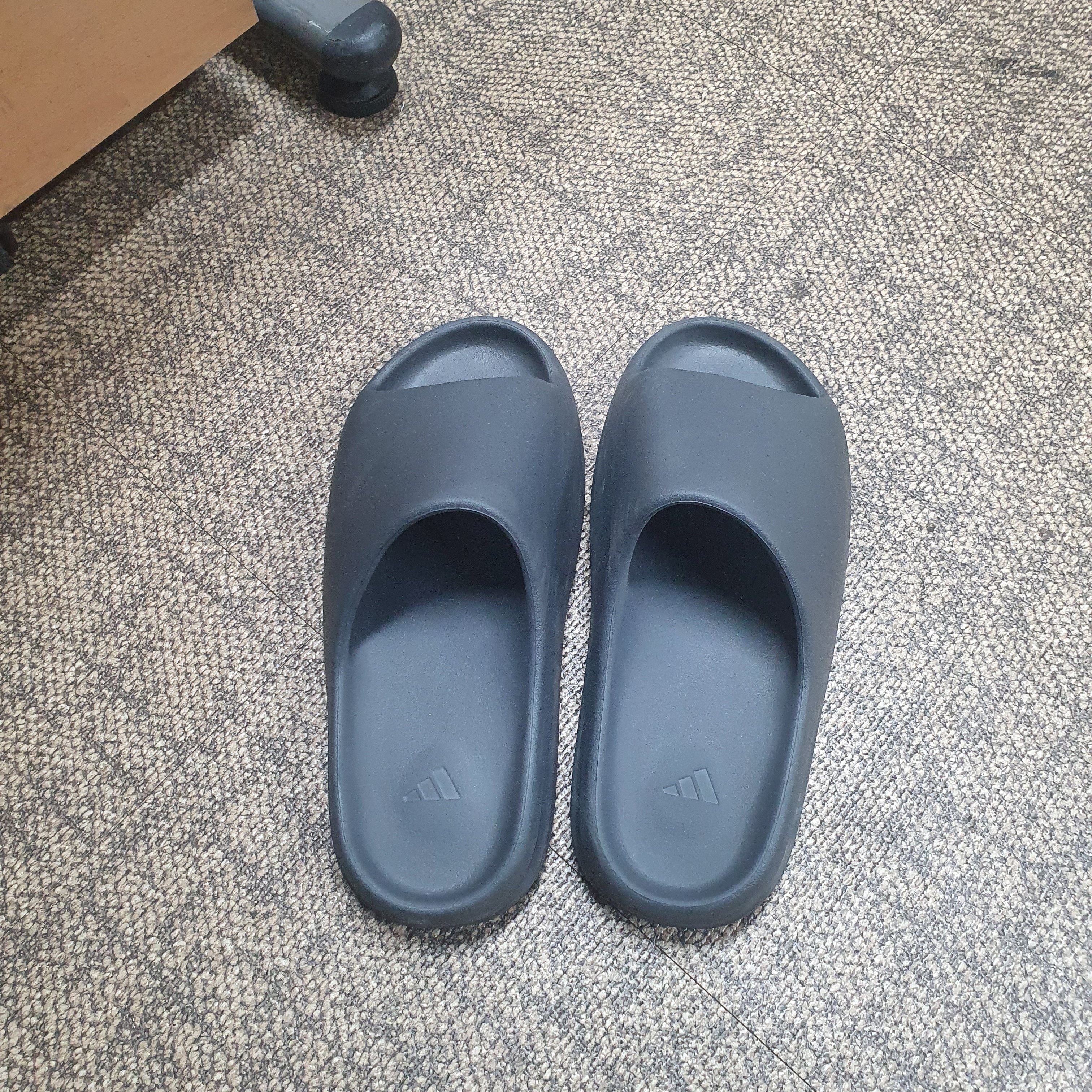 Adidas Yeezy Slide Slate Grey 착용 스타일