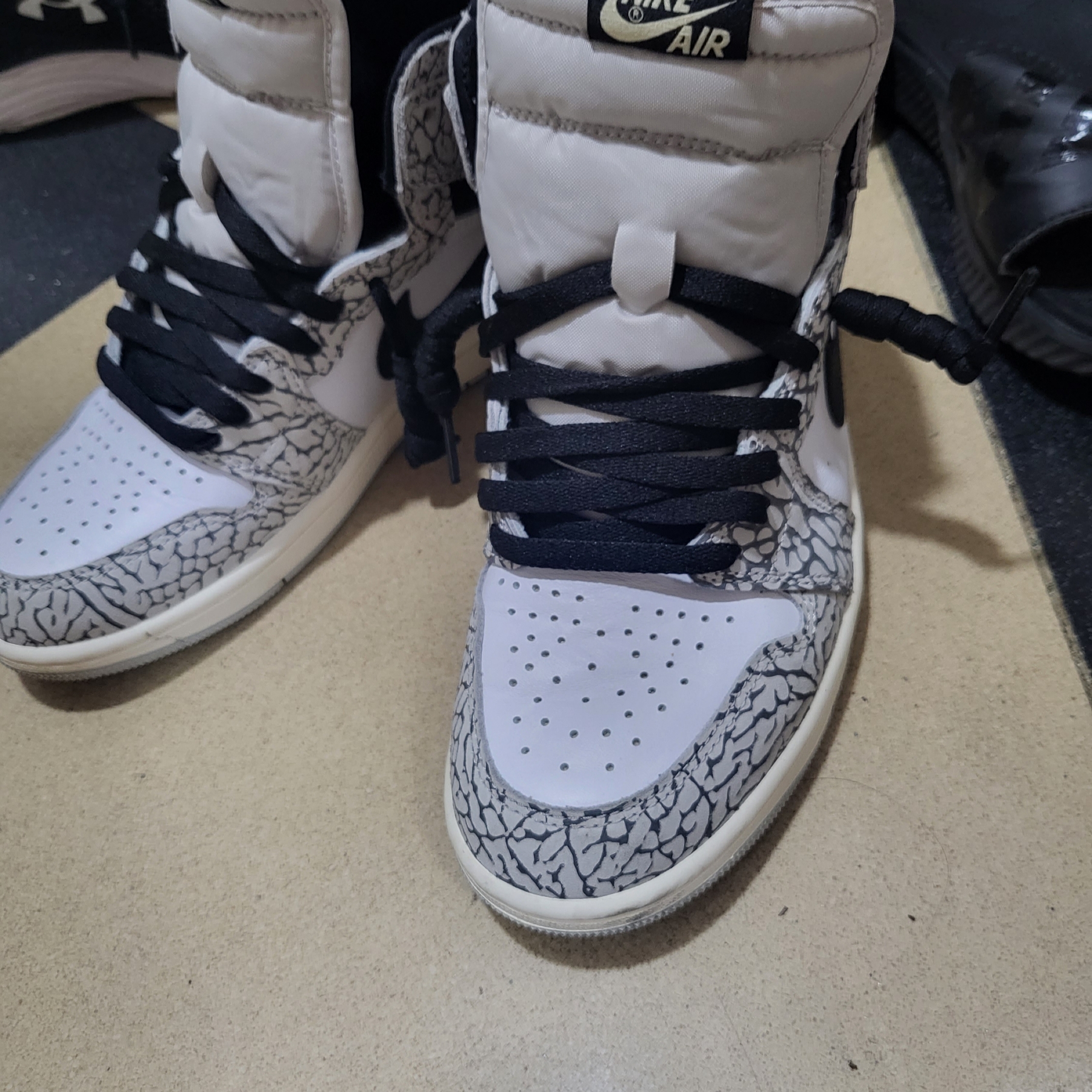 Jordan 1 Retro High OG White Cement 착용 스타일 - 1