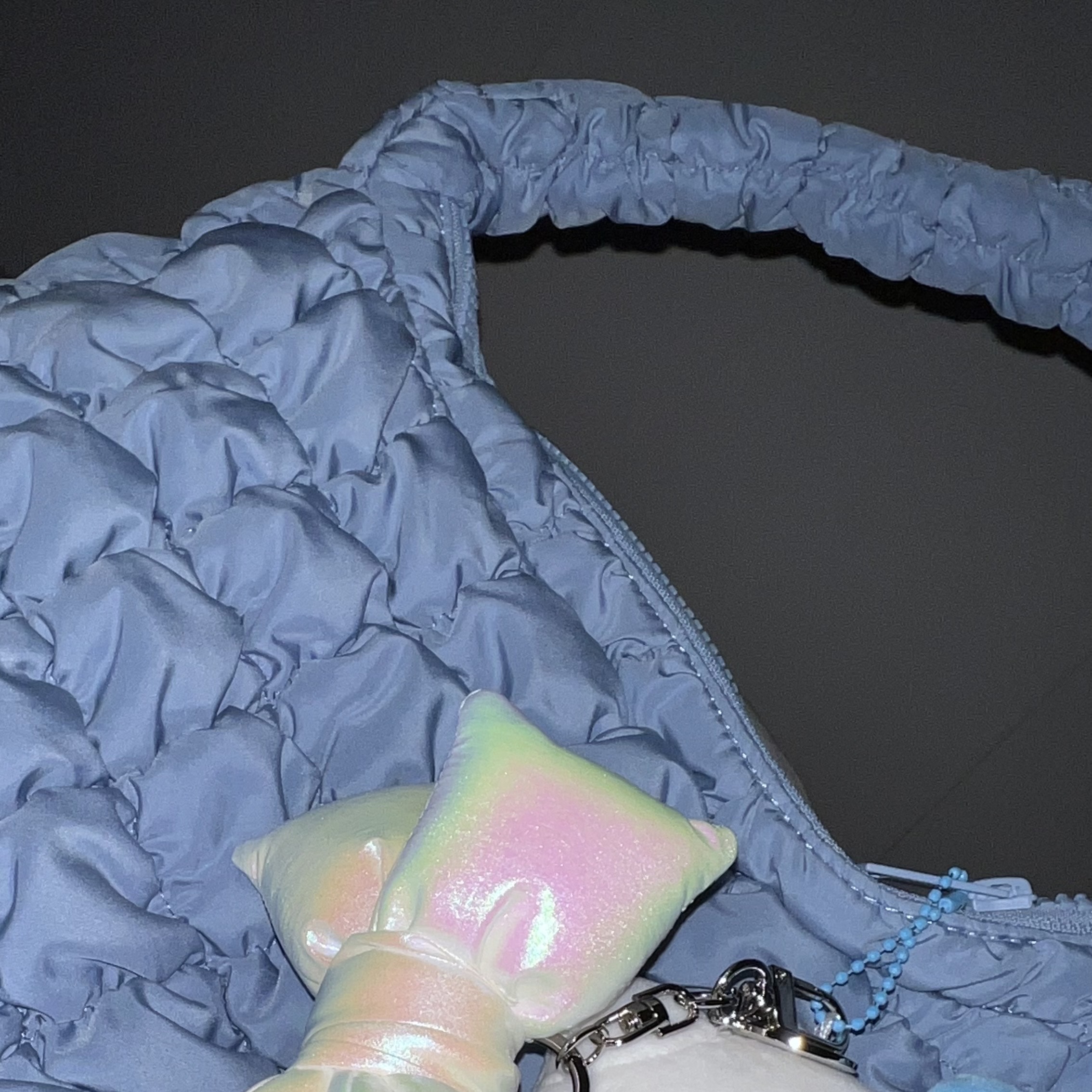 COS Quilted Mini Bag Light Blue, [KREAM 단독] Bloomingtale Padded Ribbon Keyring White 착용 스타일 - 1