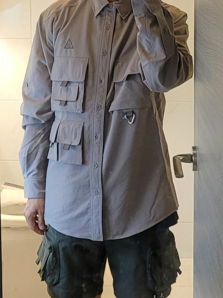 Nike ACG Devastation Trail Work Shirt Moon Fossil - Asia, Nike ACG Cargo Shorts Sequoia - Asia 착용 스타일 - 1
