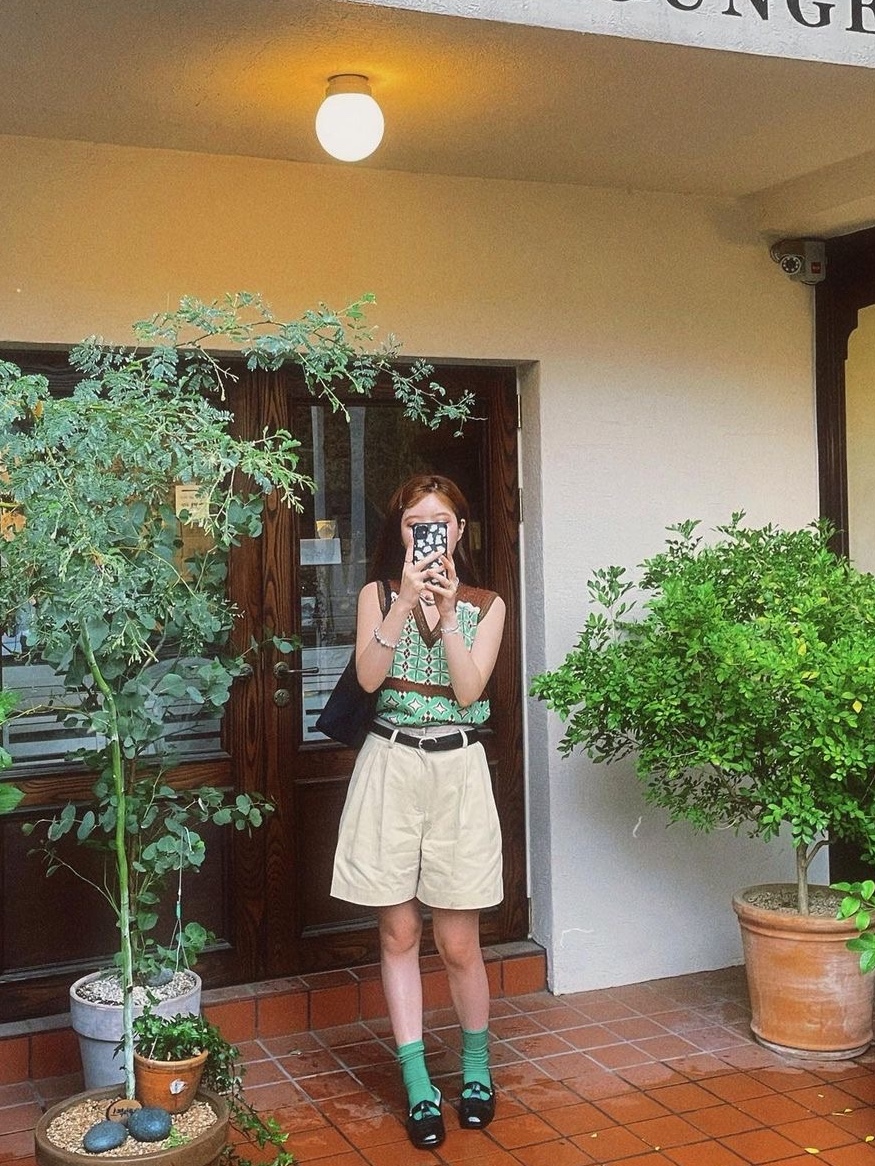 Green Butter Women Twinkle V-Neck Jacquard Knit Vest Green, Green Butter Women Twinkle V-Neck Jacquard Knit Vest Blue 착용 스타일 - 1