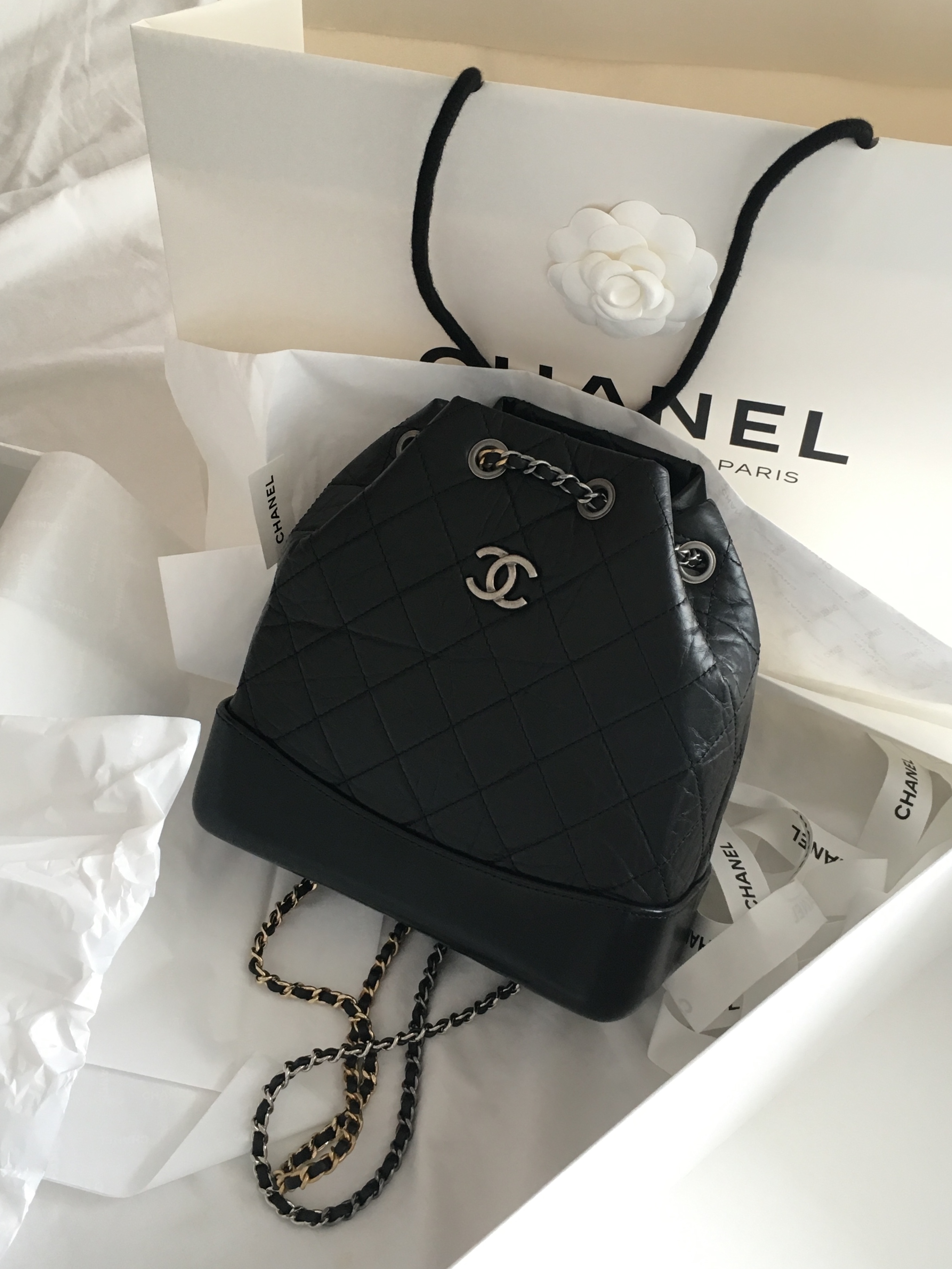 Chanel Small Gabrielle Backpack Aged Calfskin & Gold Silver Black 착용 스타일 - 3