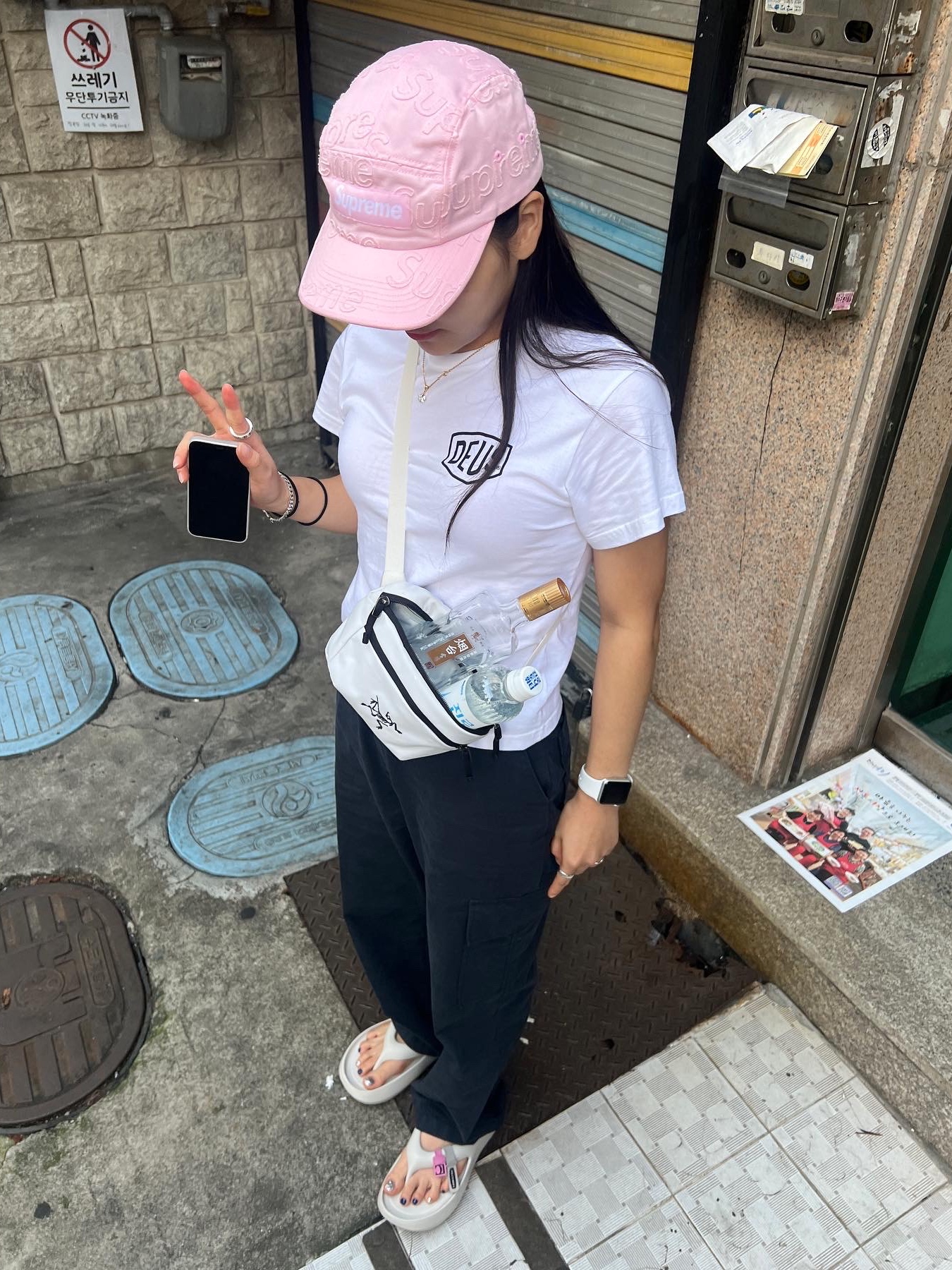 Arc'teryx Mantis 1 Waistpack Orca, Supreme Lasered Twill Camp Cap Pink - 23SS 착용 스타일 - 1