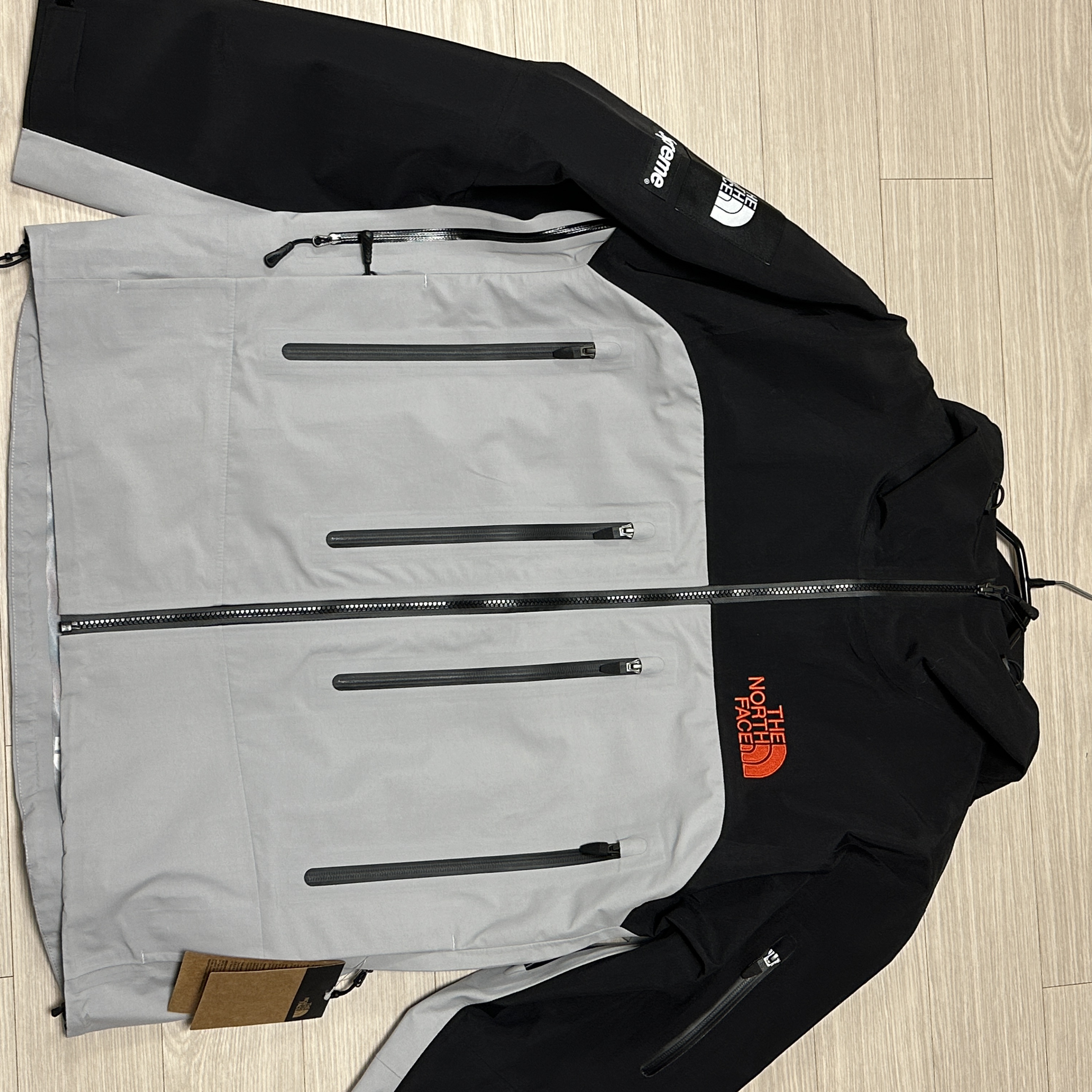 Supreme x The North Face Taped Seam Shell Jacket Grey - 22FW 착용 스타일 - 1