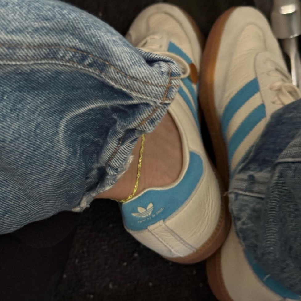 Adidas x Sporty & Rich Samba Cream Blue, (W) Nike Zoom Vomero 5 Wolf Grey and Black 착용 스타일 - 2