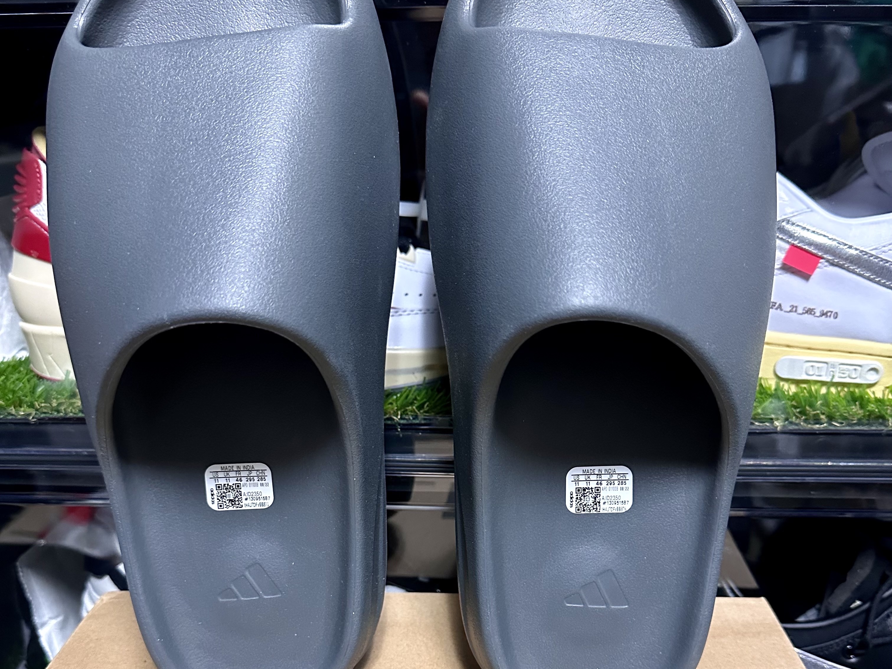 Adidas Yeezy Slide Slate Grey, Adidas Yeezy Slide Onyx 착용 스타일 - 2