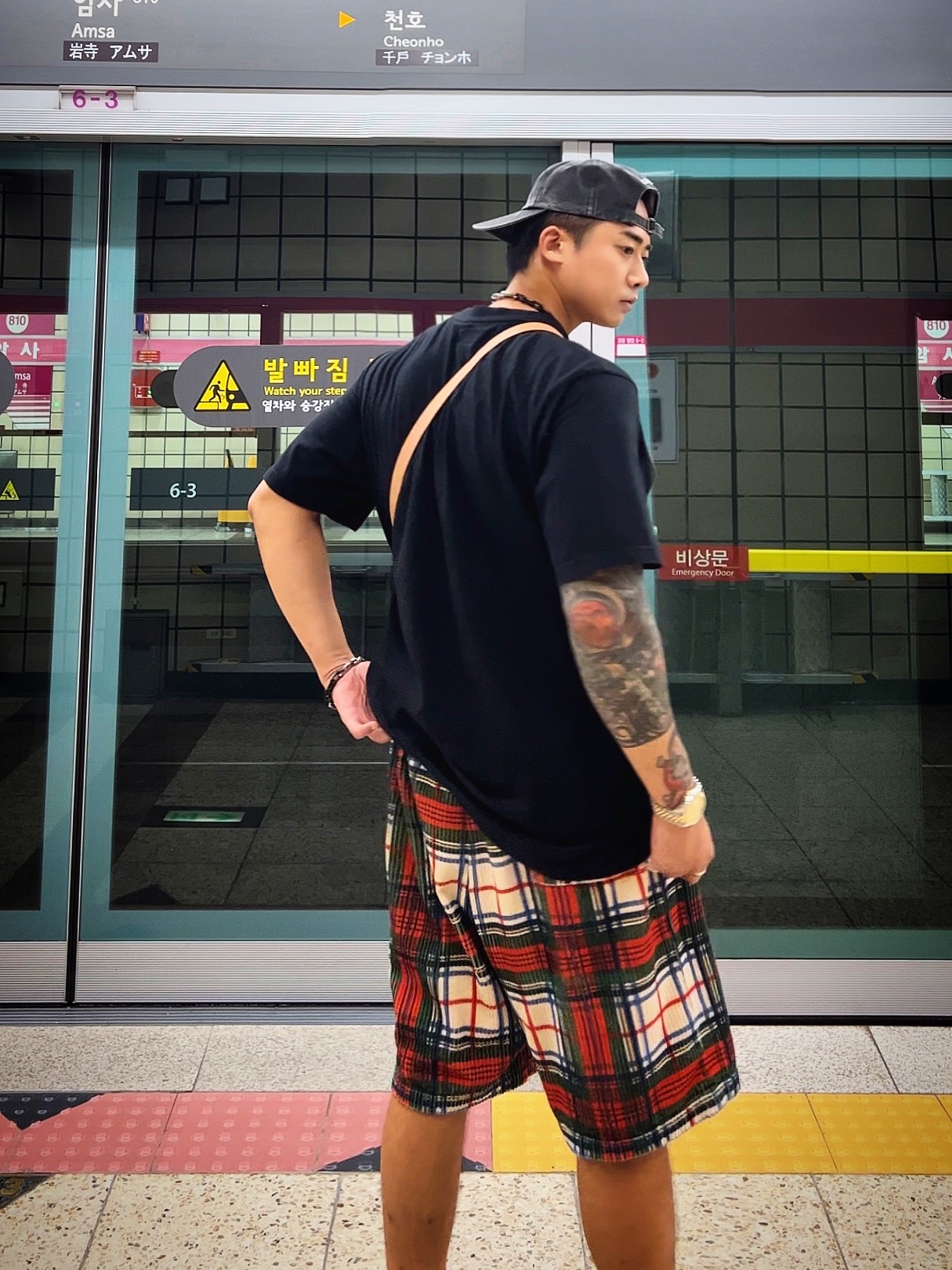 Supreme Pigment Canvas S Logo 6-Panel Black - 23SS, Supreme Intarsia Spellout S/S Top Black - 21SS 착용 스타일