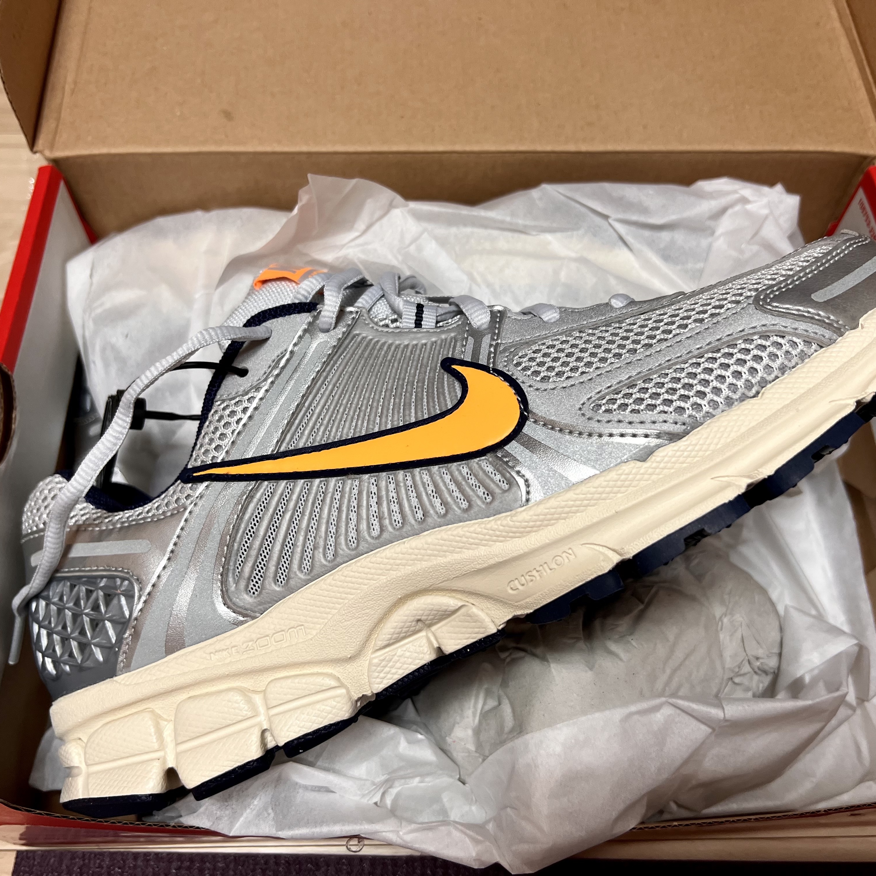 Nike Zoom Vomero 5 Pure Platinum and Laser Orange 착용 스타일