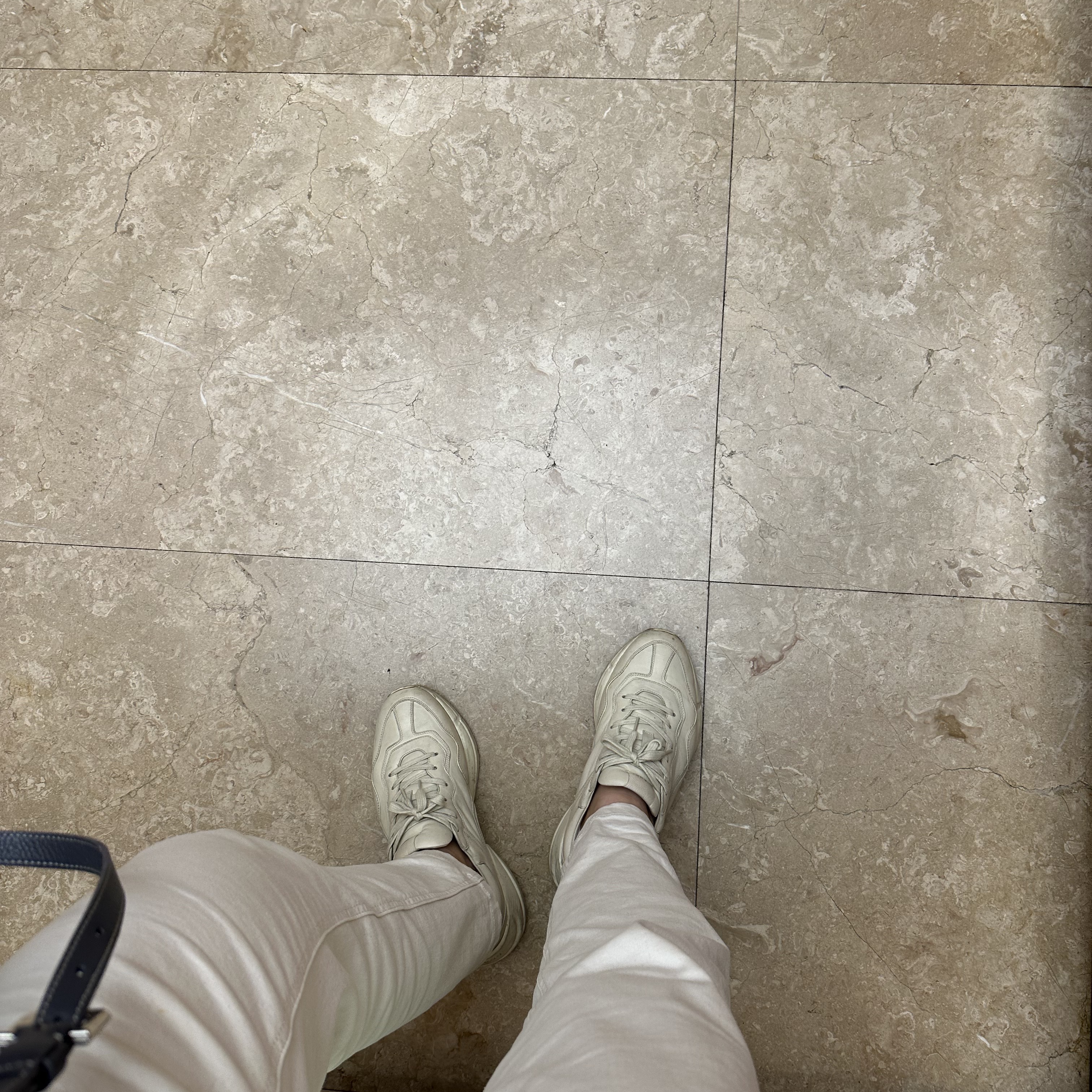 Gucci Rhyton Leather Sneakers Distressed Ivory 착용 스타일