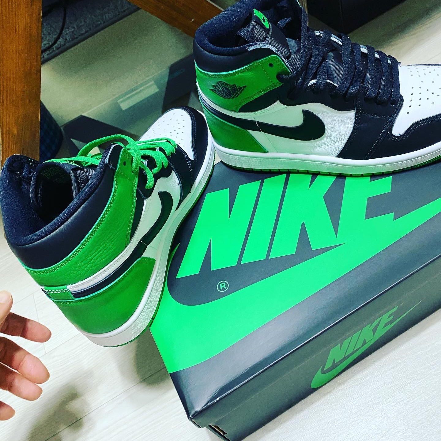 Jordan 1 Retro High OG Black and Lucky Green 착용 스타일 - 3