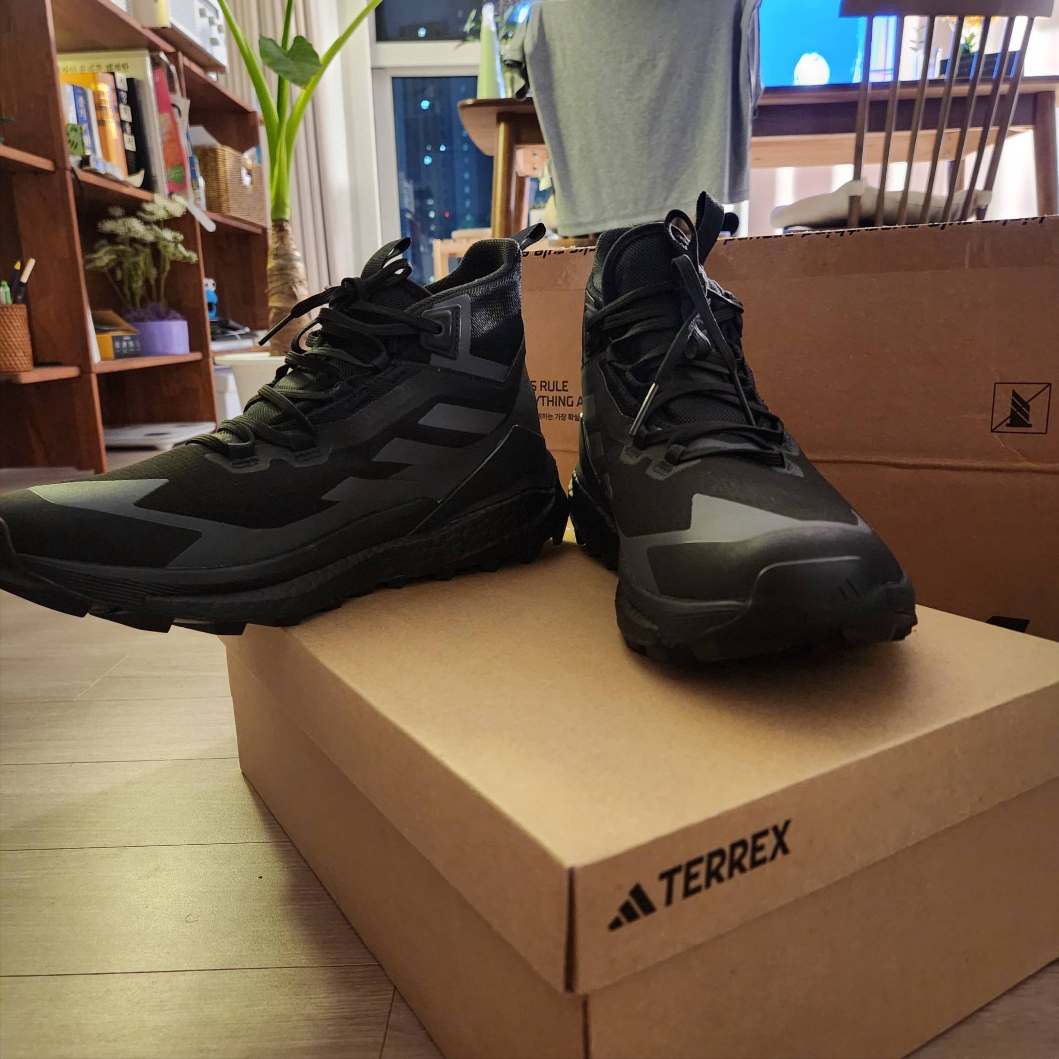 Adidas Terrex Free Hiker 2 Gore-Tex Core Black Grey Six 착용 스타일