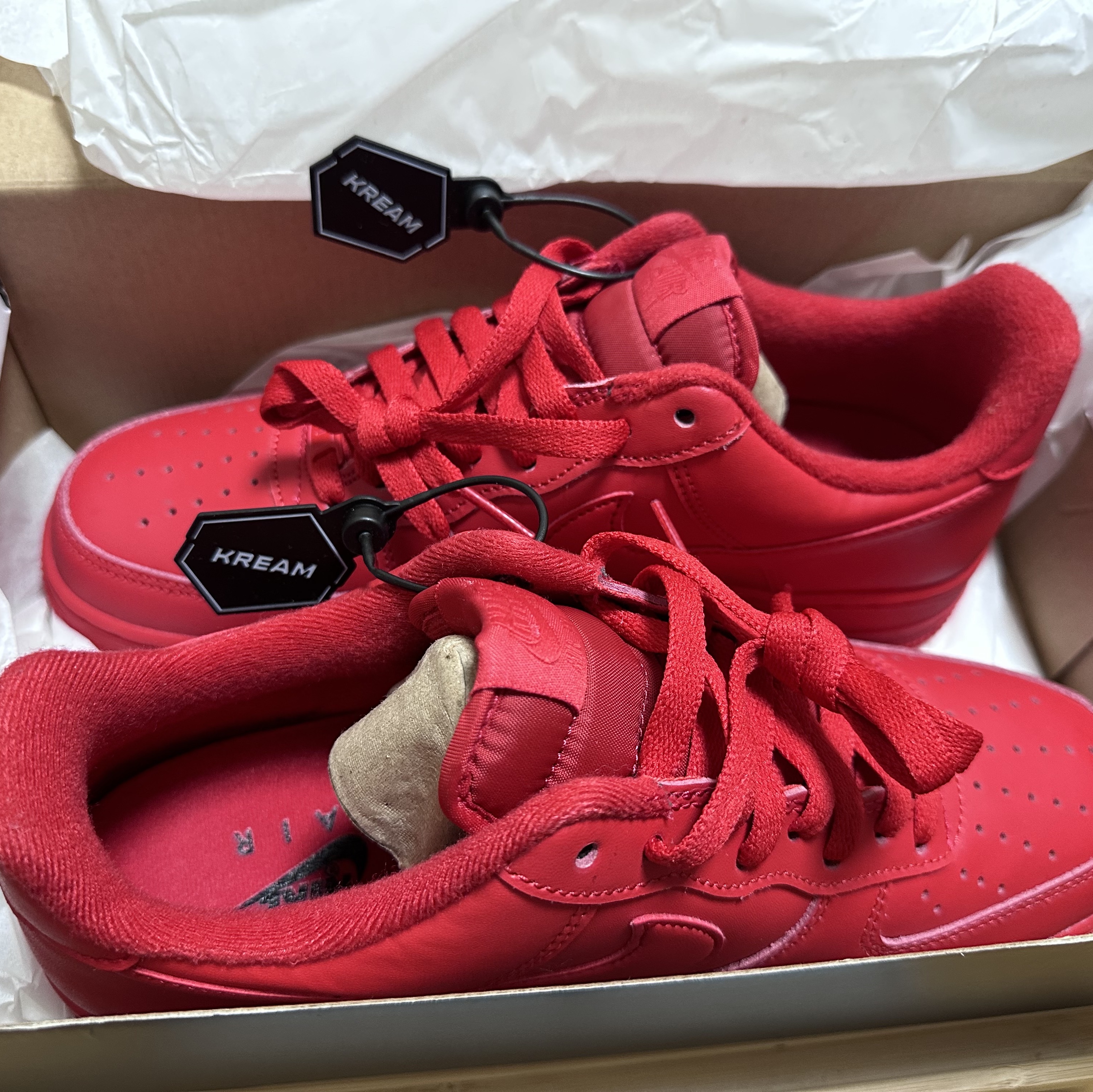 Nike Air Force 1 '07 LV8 Low 1 Triple Red 착용 스타일 - 1