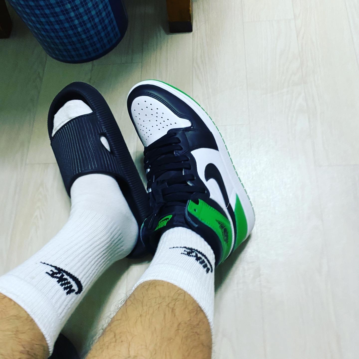 Jordan 1 Retro High OG Black and Lucky Green 착용 스타일 - 1