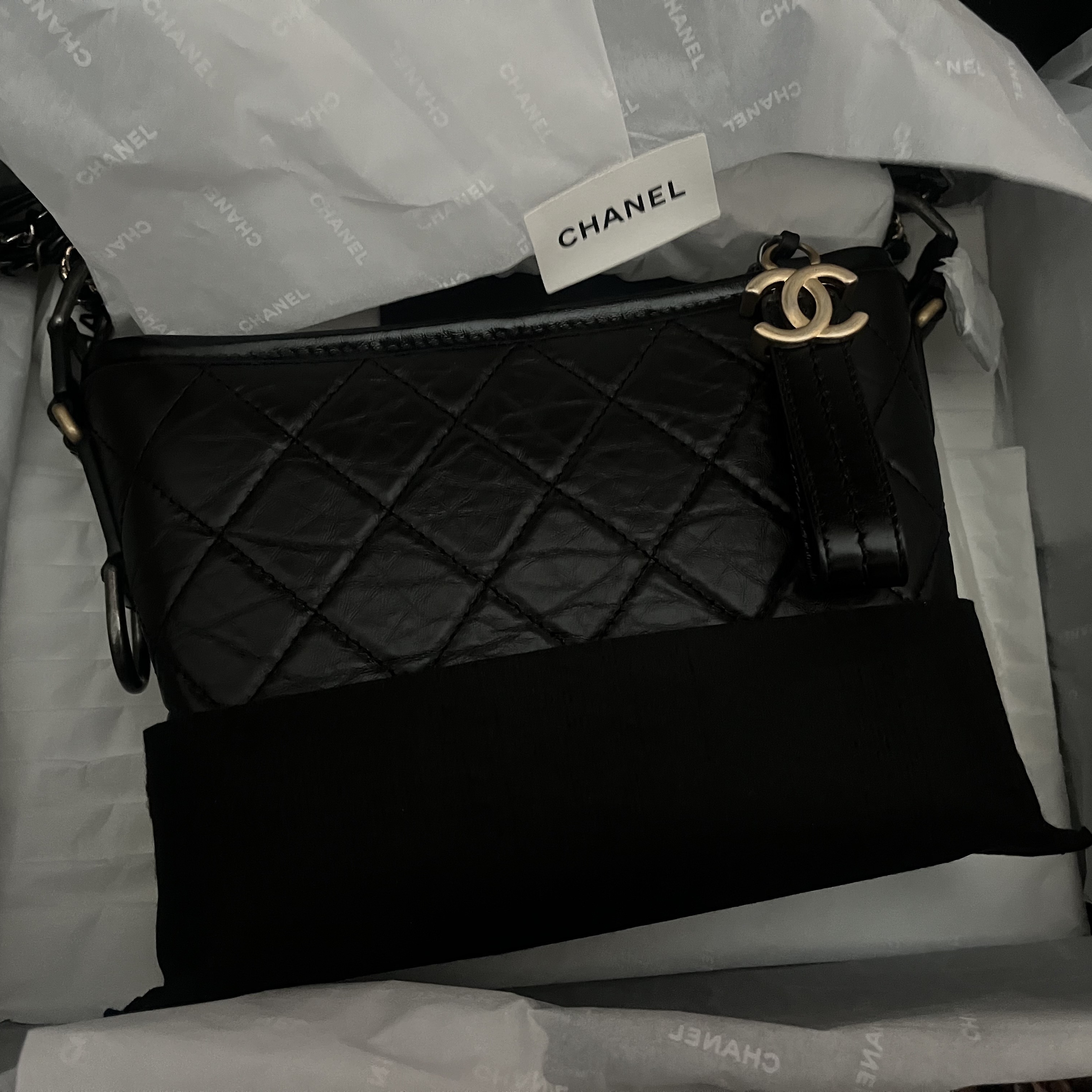Chanel Gabrielle Small Hobo Bag Aged Calfskin & Gold Black 착용 스타일 - 2