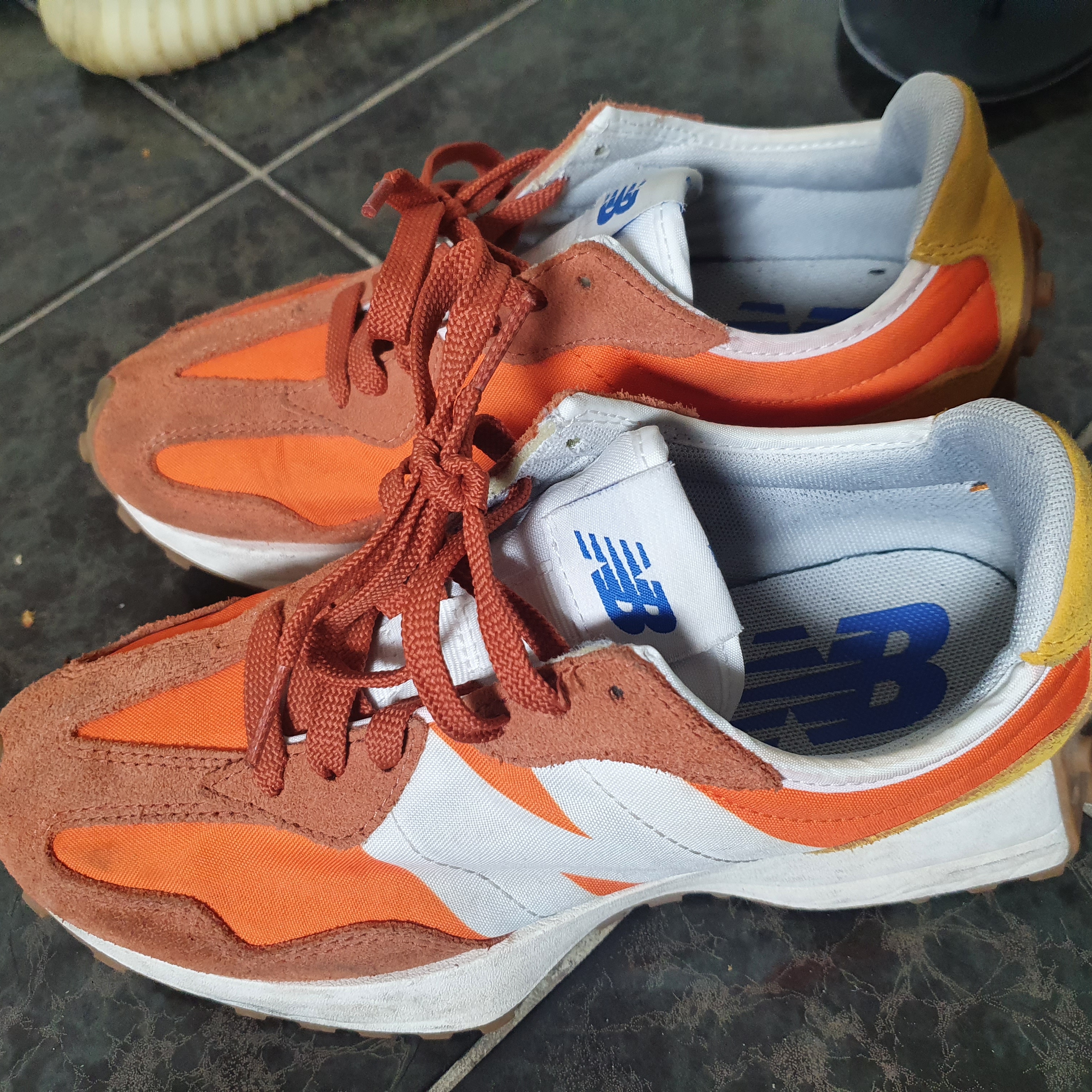 New Balance 327 Vintage Orange 착용 스타일