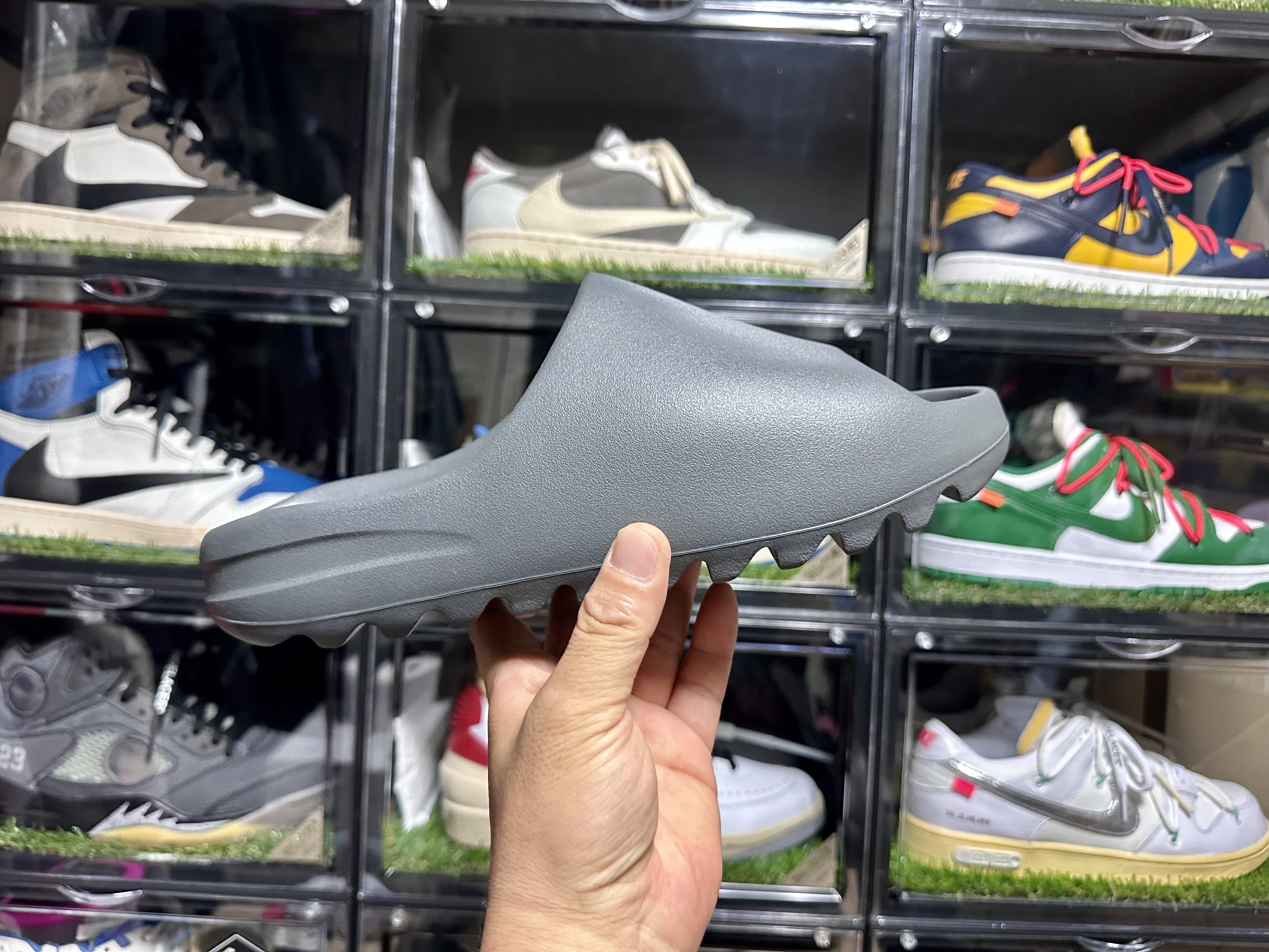 Adidas Yeezy Slide Slate Grey, Adidas Yeezy Slide Onyx 착용 스타일 - 1