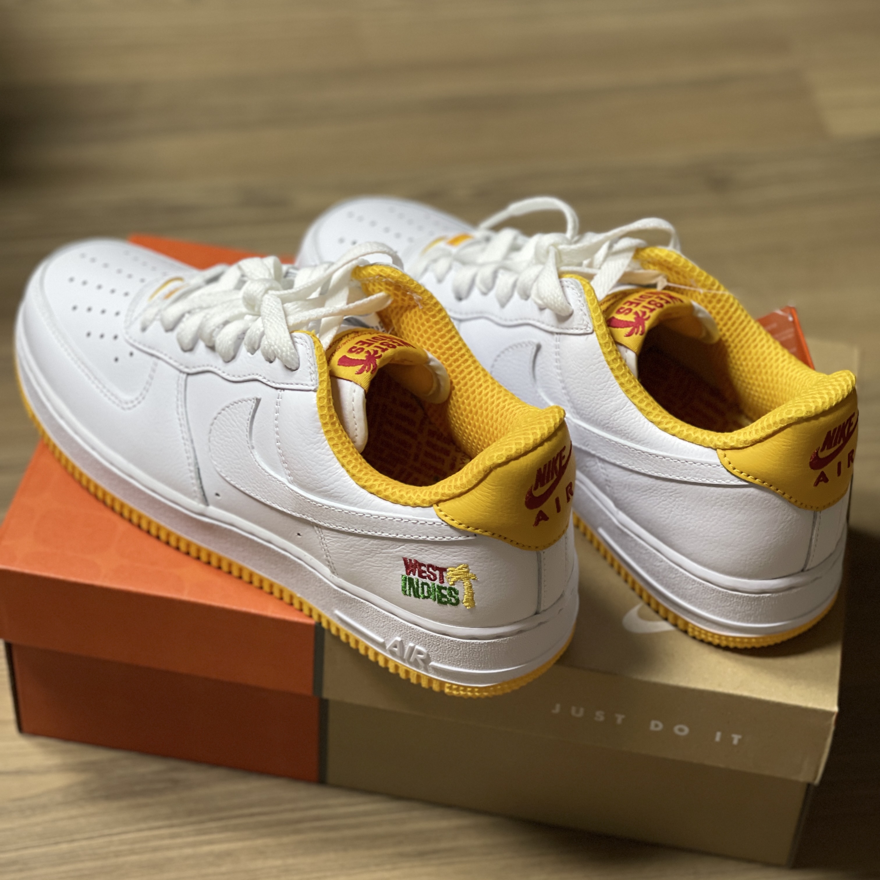 Nike Air Force 1 Low Retro QS West Indies University Gold 착용 스타일 - 1