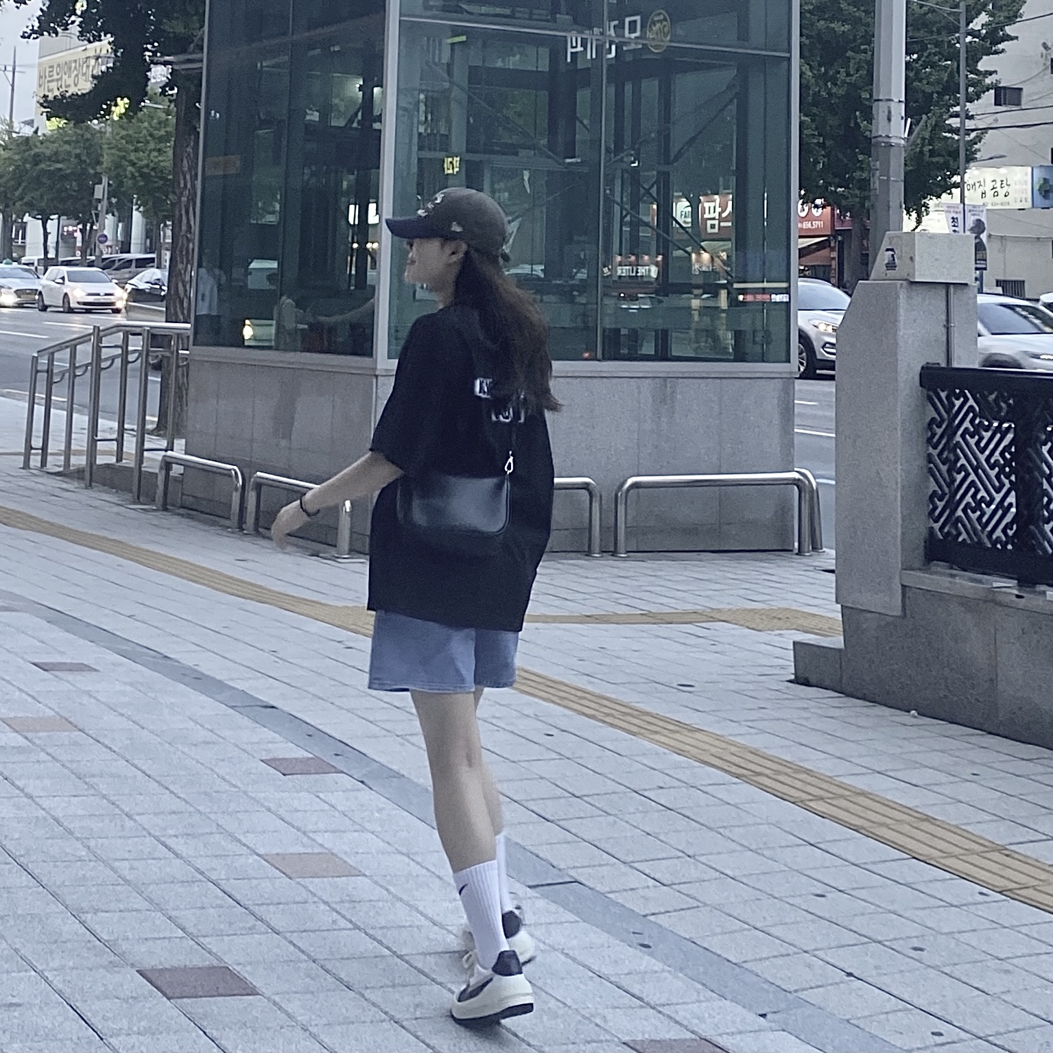 (W) Nike Air Force 1 PLT.AF.ORM Summit White Blackened Blue, Thisisneverthat x New Era x MLB New York Yankees Unstructured Ball Cap Moss Navy 착용 스타일 - 2