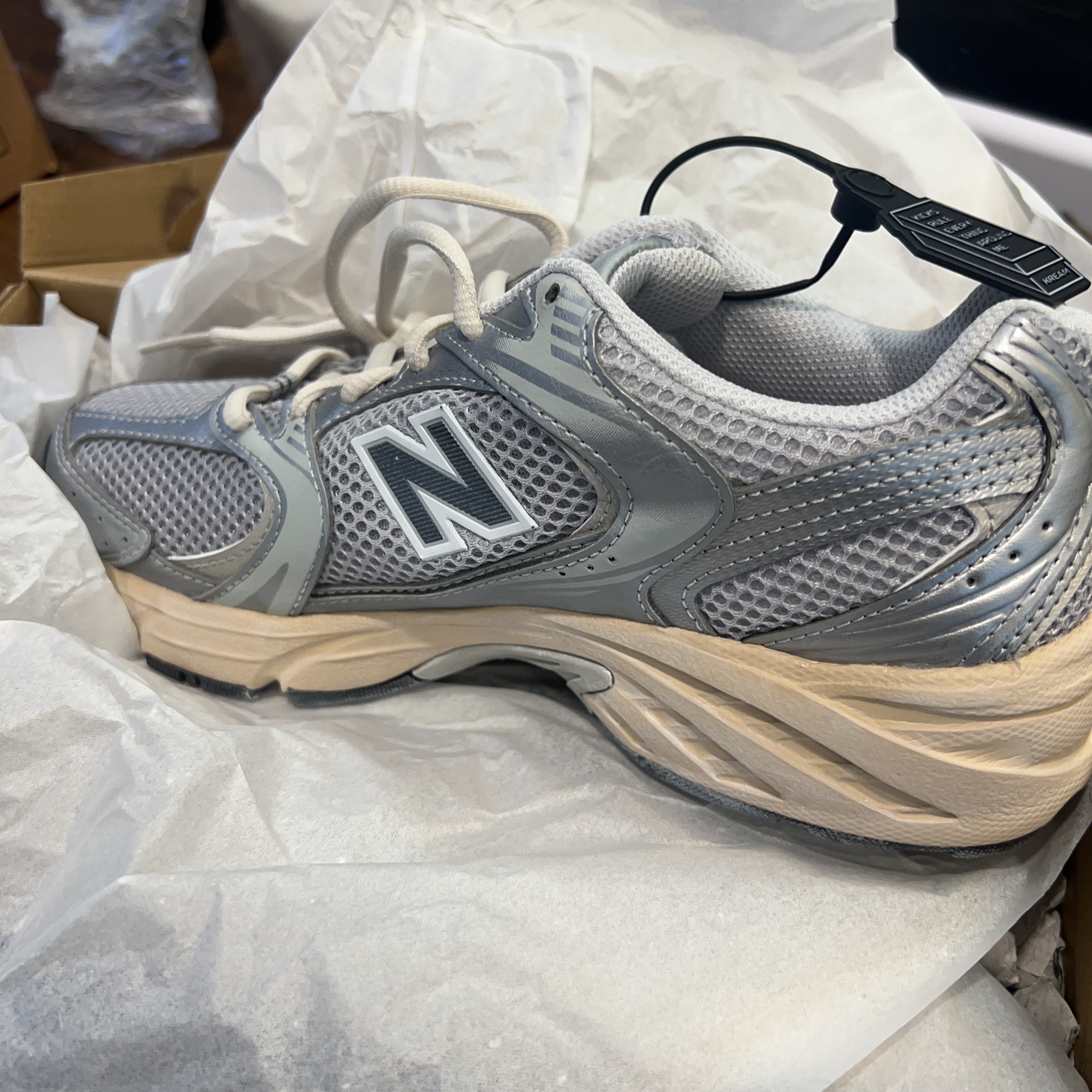 New Balance 530 Vintage Metallic Silver 착용 스타일