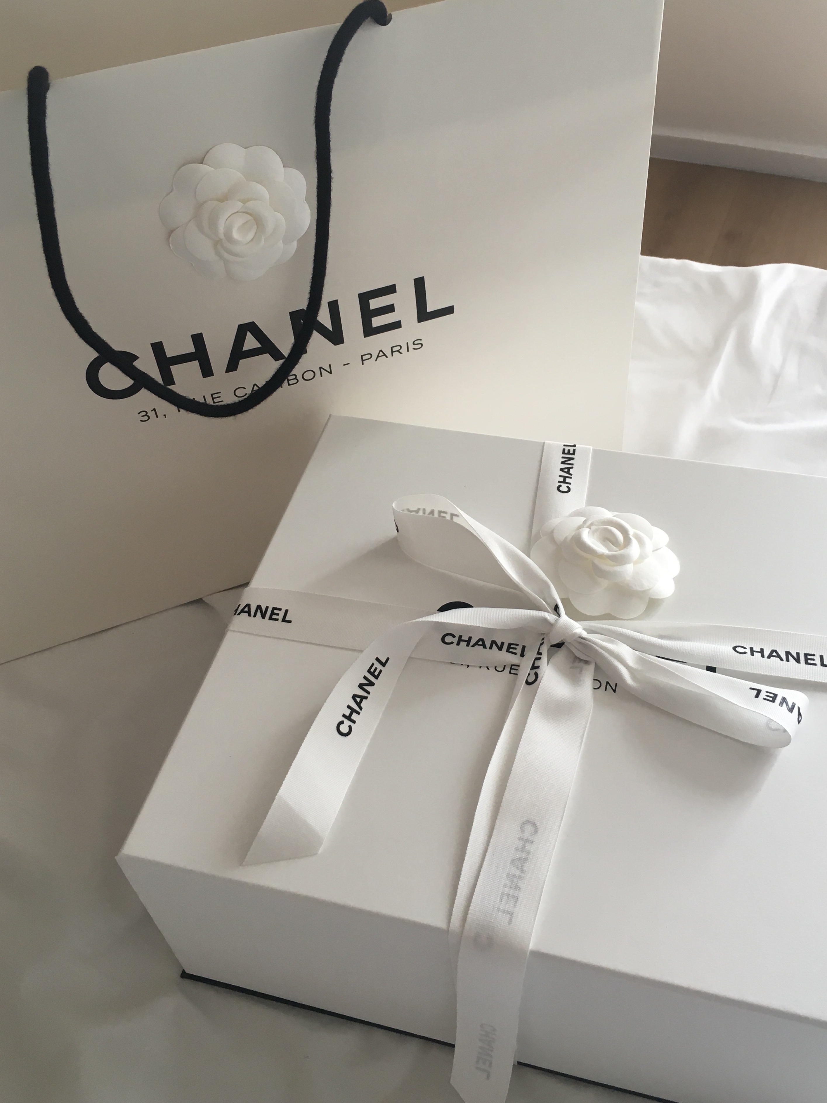 Chanel Small Gabrielle Backpack Aged Calfskin & Gold Silver Black 착용 스타일 - 2