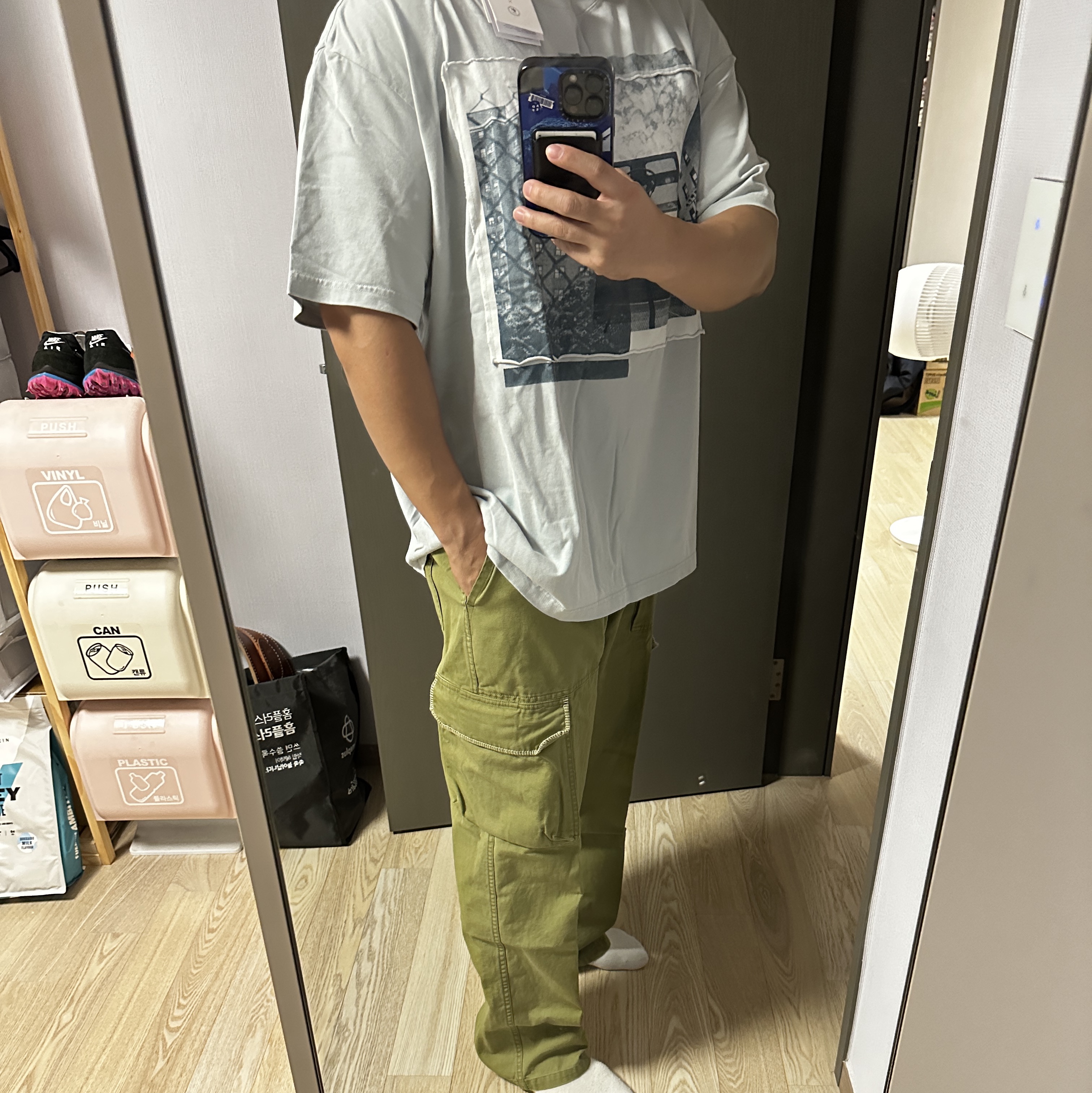Jordan x Bephies Beauty Supply x Union T-Shirt Grey Fog (FD4246-097), Jordan x Bephies Beauty Supply x Union Cargo Pants Pilgrim (FD4248-378) 착용 스타일 - 3