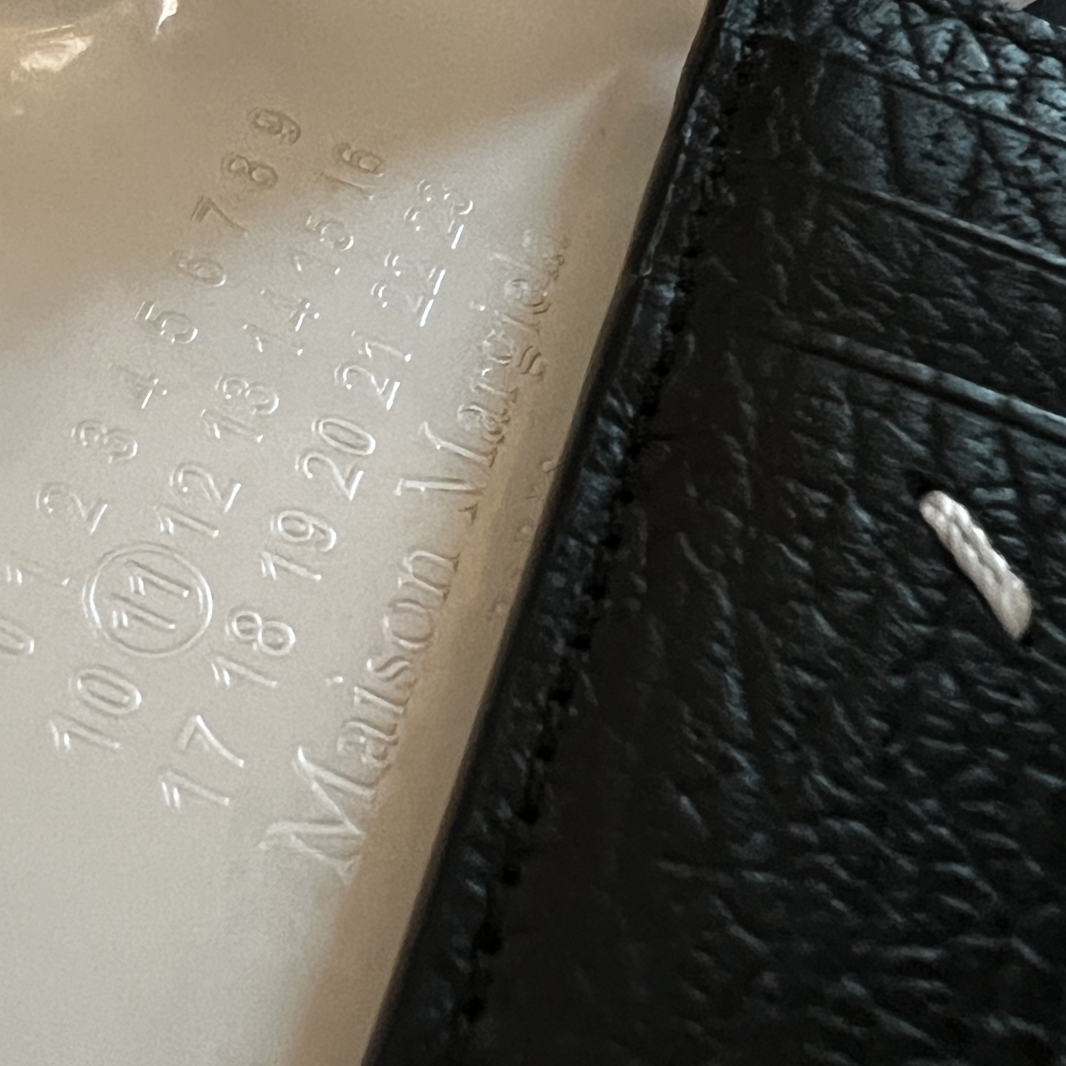 Maison Margiela Stitch Card Holder Black 착용 스타일
