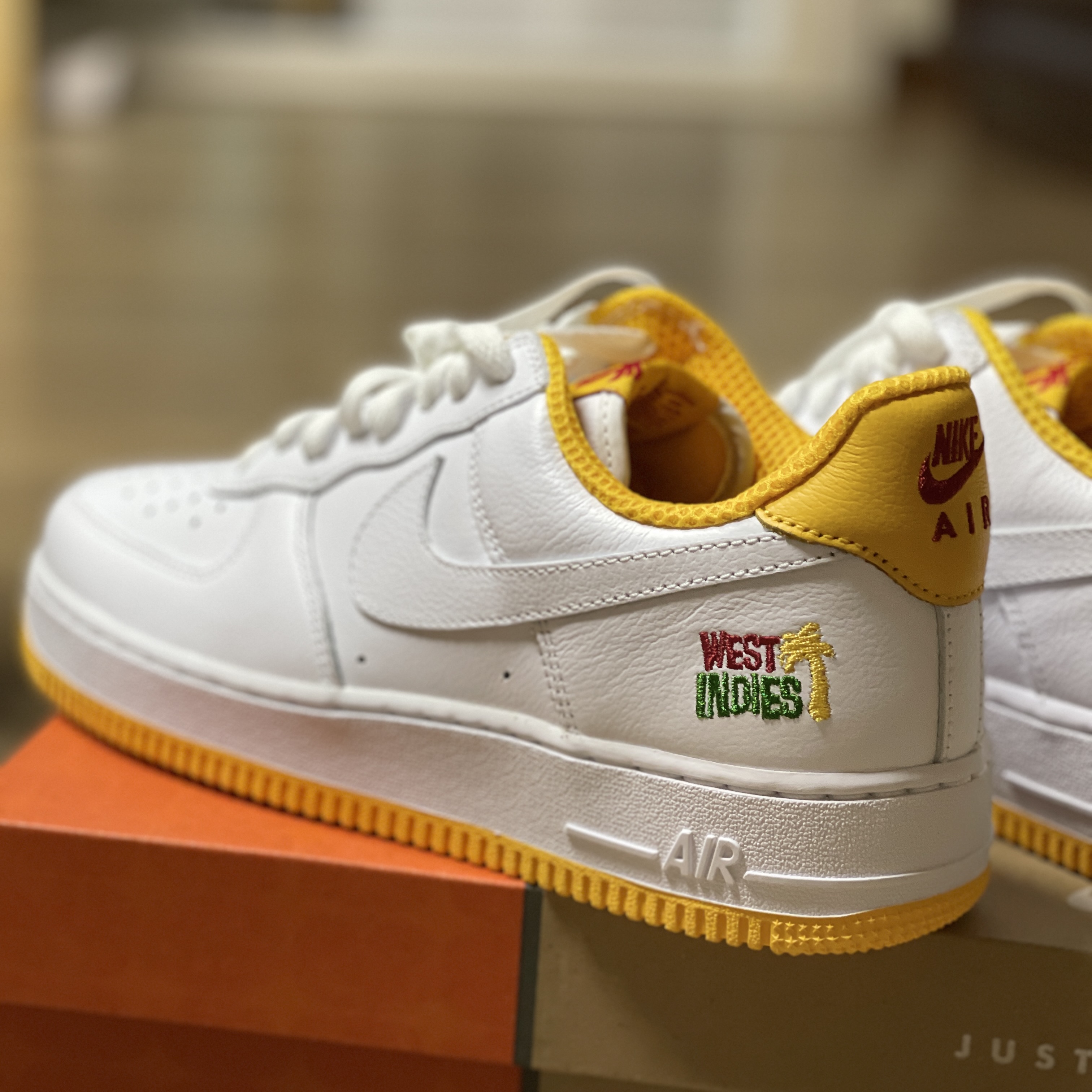 Nike Air Force 1 Low Retro QS West Indies University Gold 착용 스타일 - 2