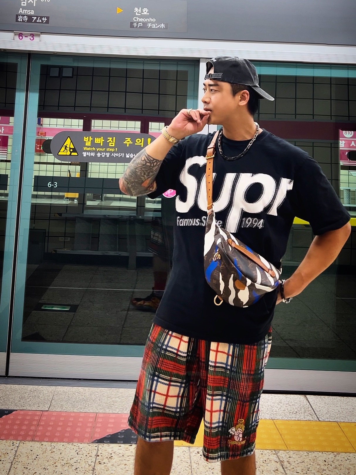 Supreme Pigment Canvas S Logo 6-Panel Black - 23SS, Supreme Intarsia Spellout S/S Top Black - 21SS 착용 스타일 - 1