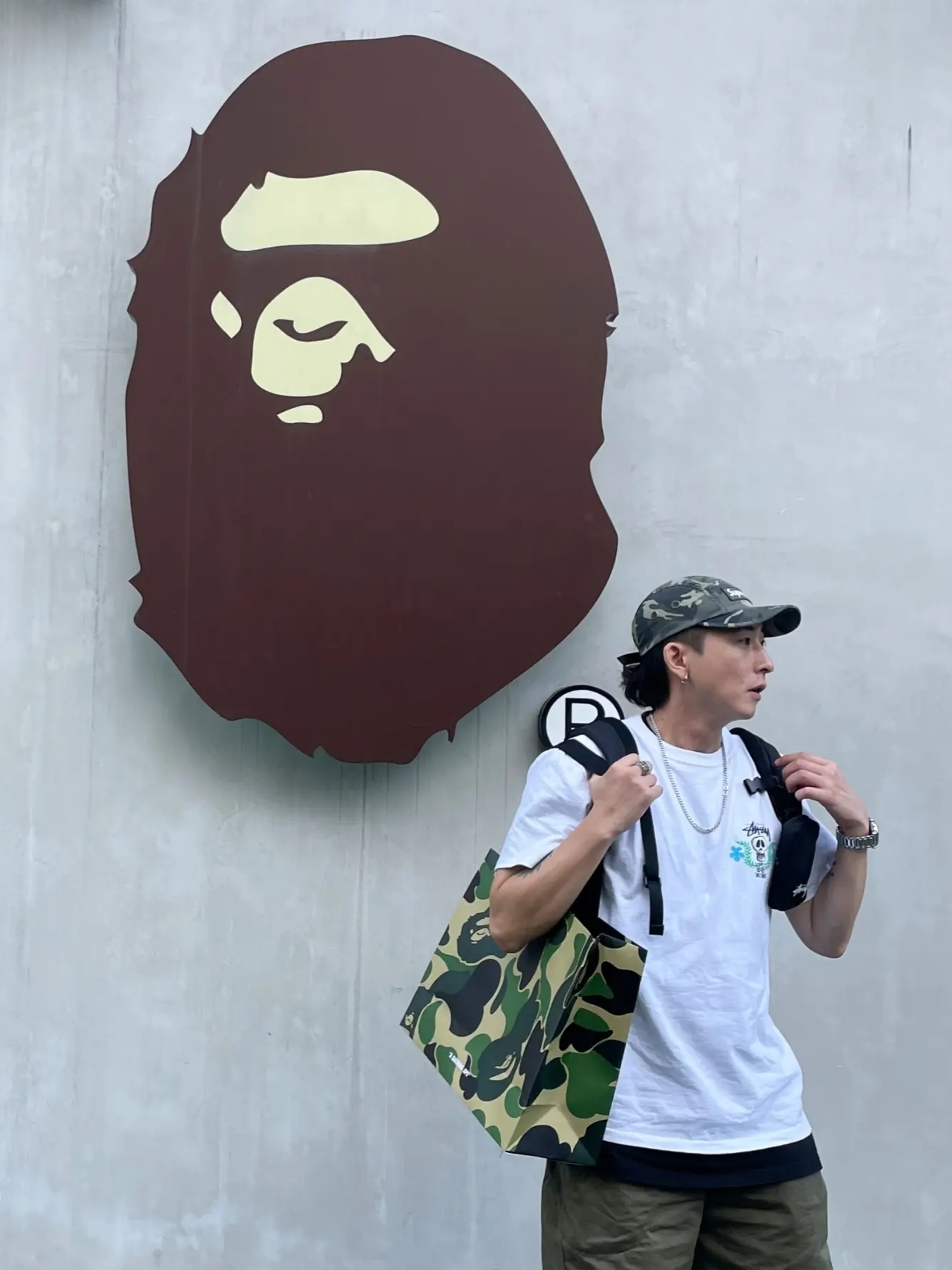 Stussy Skull Crest T-Shirt White, Supreme Military Camp Cap Olive Camo - 23SS 착용 스타일 - 2