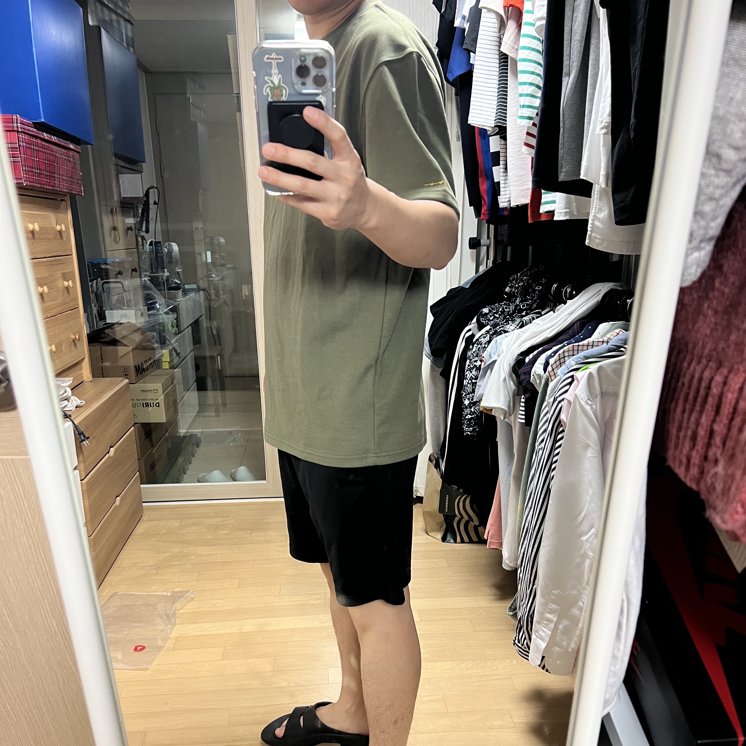 IAB Studio x D.P. T-Shirt Army Green 착용 스타일 - 2