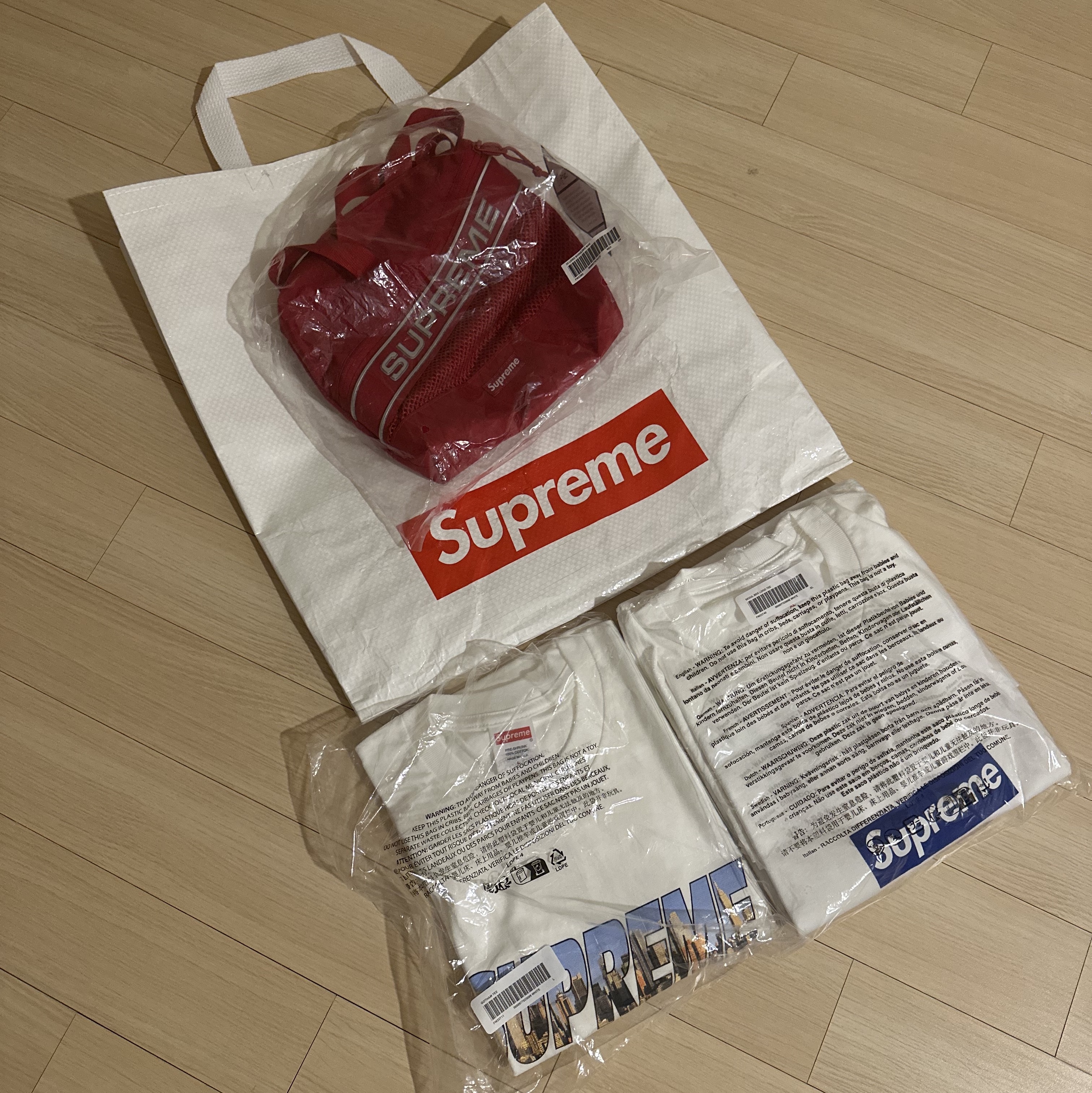 Supreme Seoul Box Logo T-Shirt White - 23FW, Supreme Gotham T-Shirt White - 23FW 착용 스타일