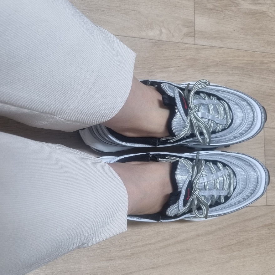 (W) Nike Air Max 97 OG Silver Bullet 2022 착용 스타일 - 2