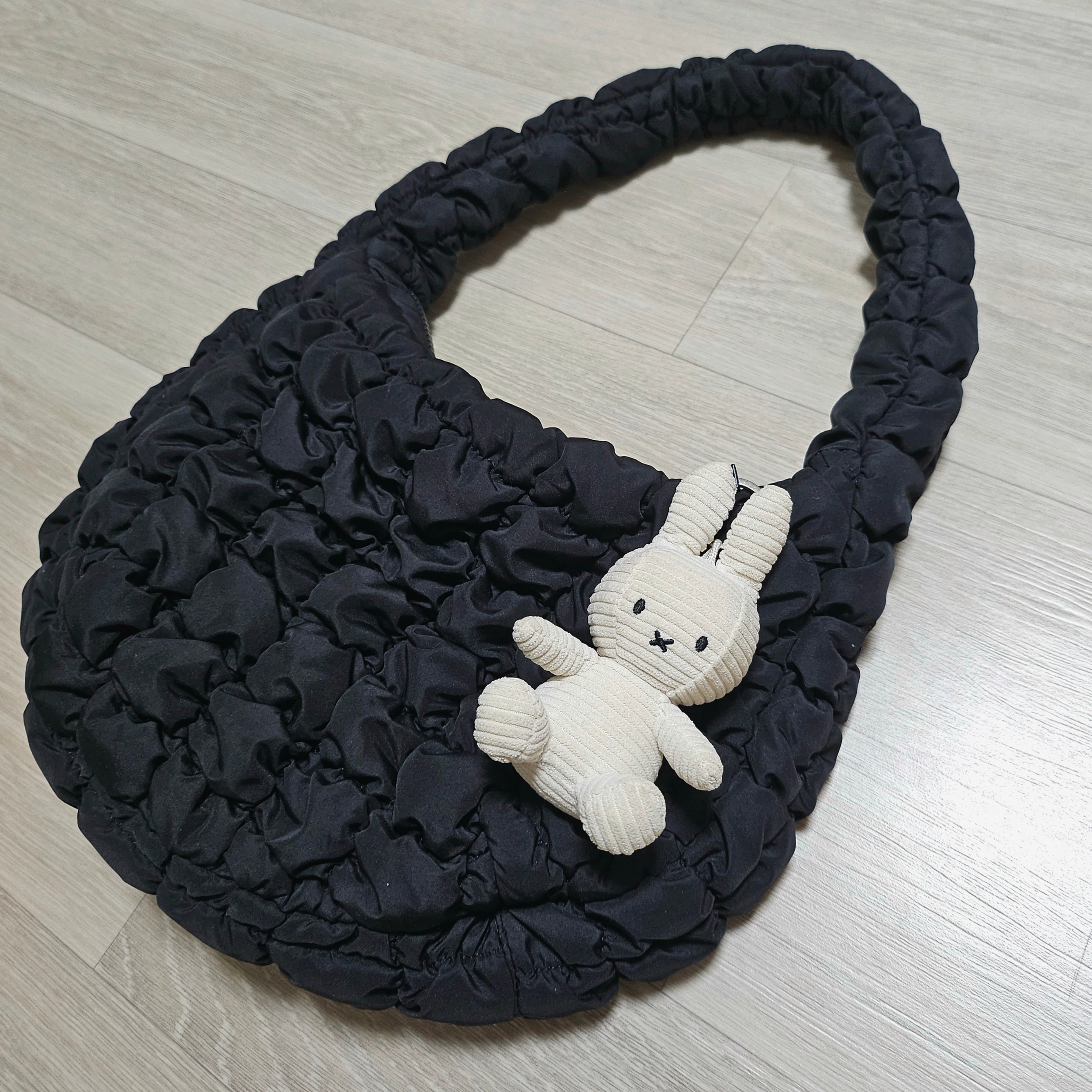 COS Quilted Mini Bag Black, Miffy x Bon Ton Toys Miffy Keychain Corduroy Off White 착용 스타일