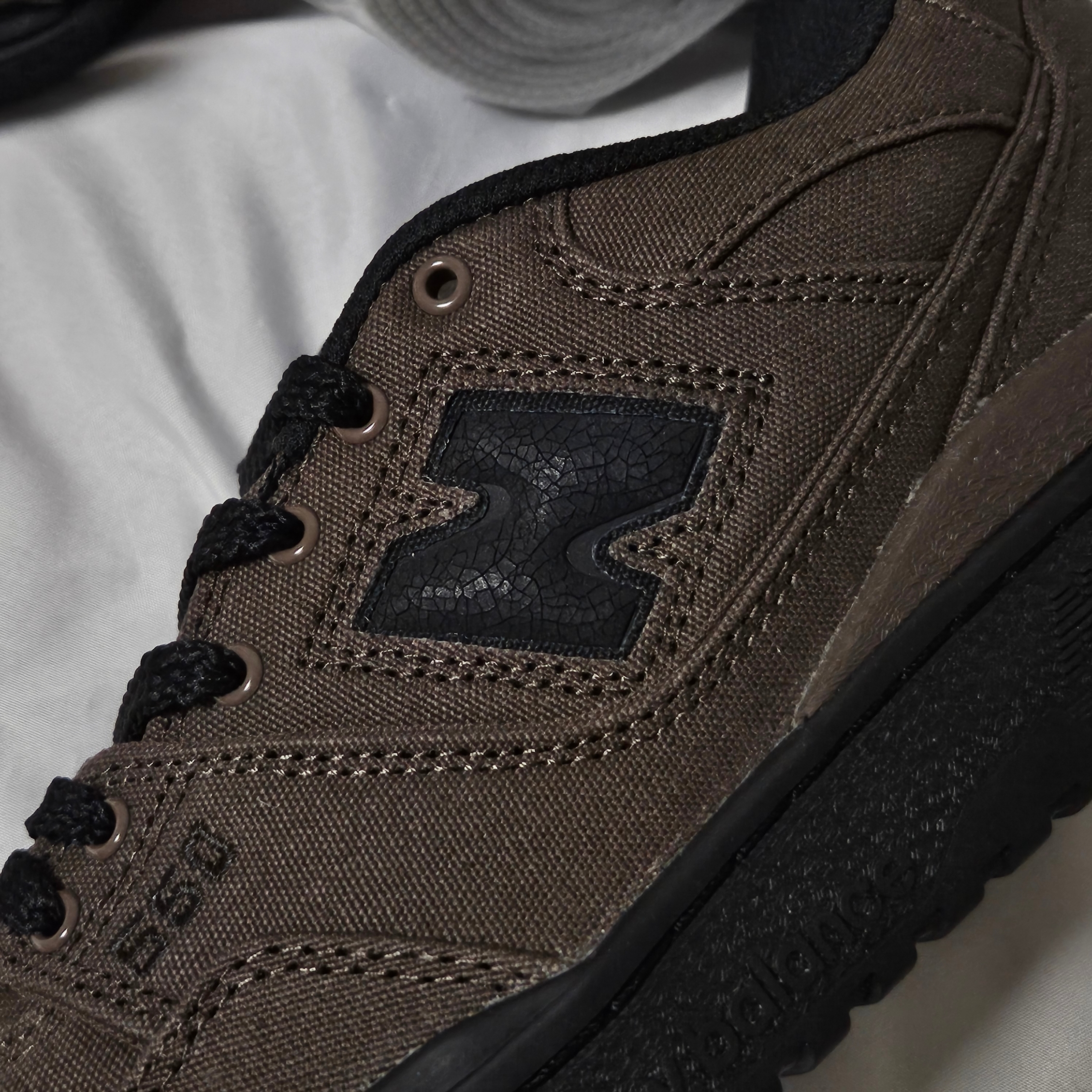 New Balance x Thisisneverthat 550 Brown Black 착용 스타일 - 3