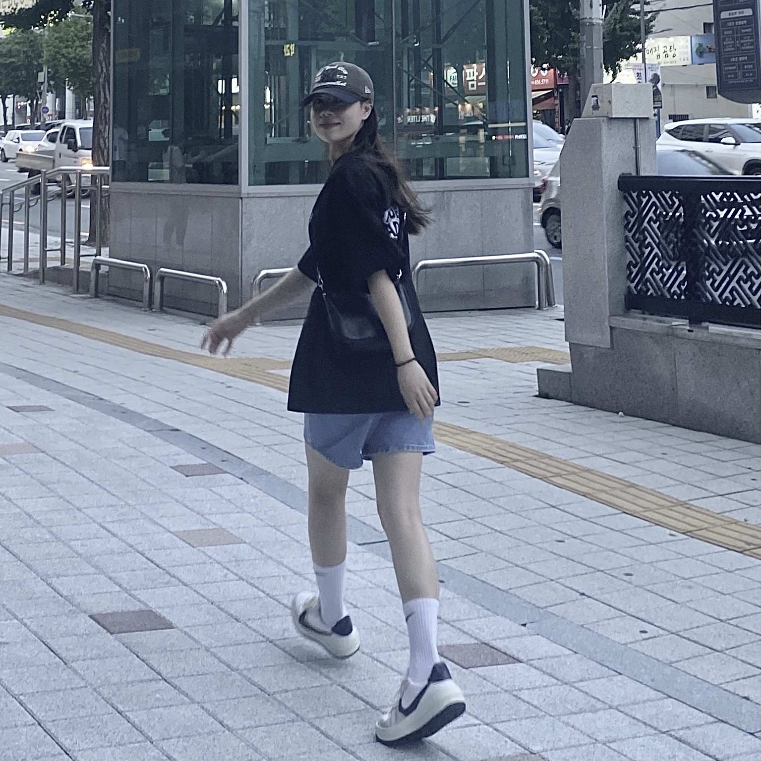 (W) Nike Air Force 1 PLT.AF.ORM Summit White Blackened Blue, Thisisneverthat x New Era x MLB New York Yankees Unstructured Ball Cap Moss Navy 착용 스타일 - 1