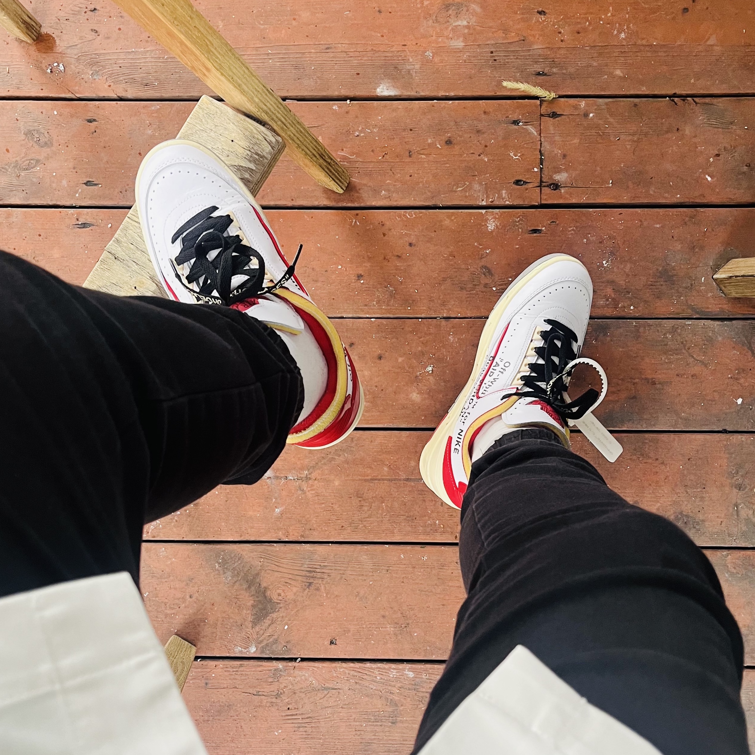Jordan 2 x Off-White Retro Low SP White and Varsity Red 착용 스타일