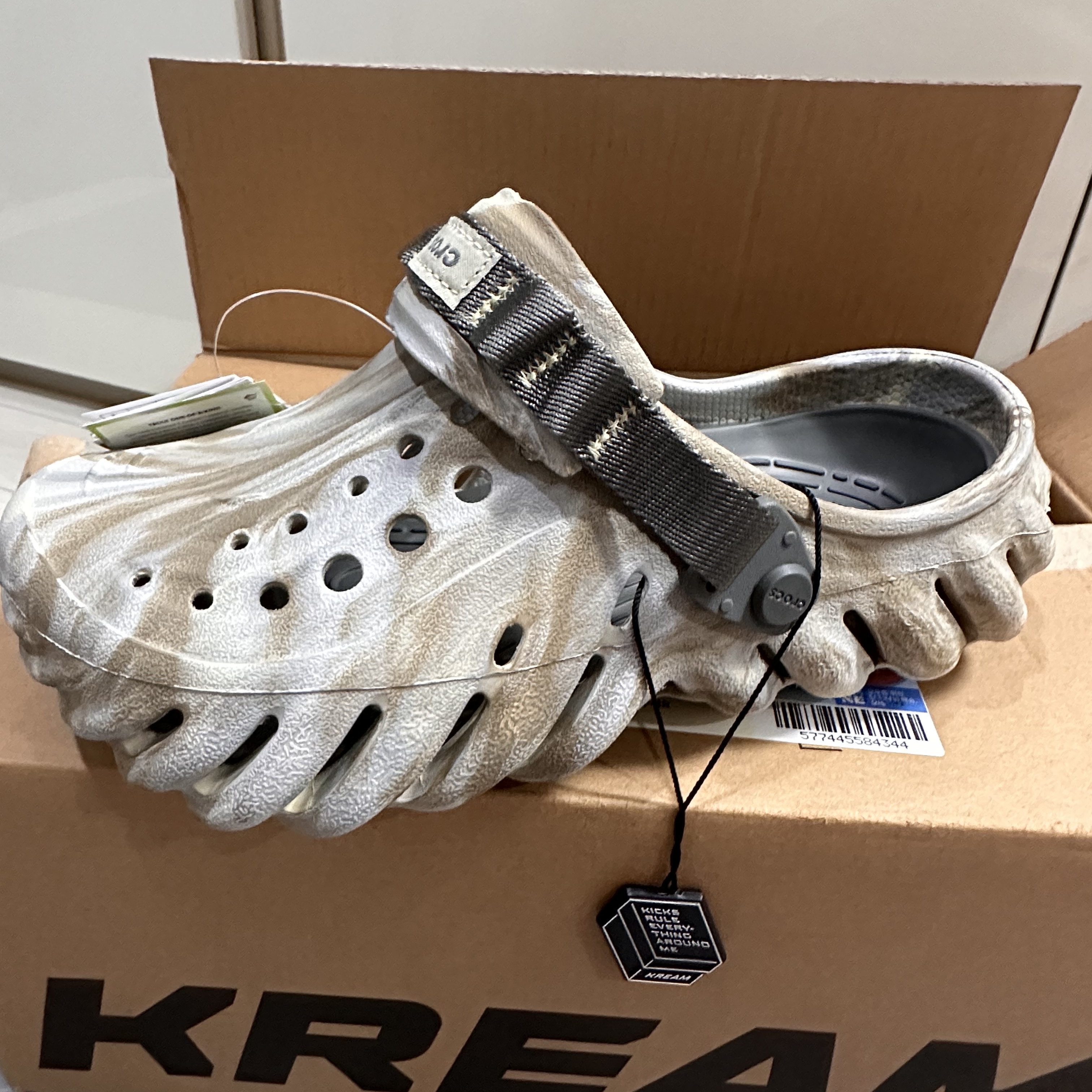 Crocs Echo Marbled Clog Bone Multi 착용 스타일