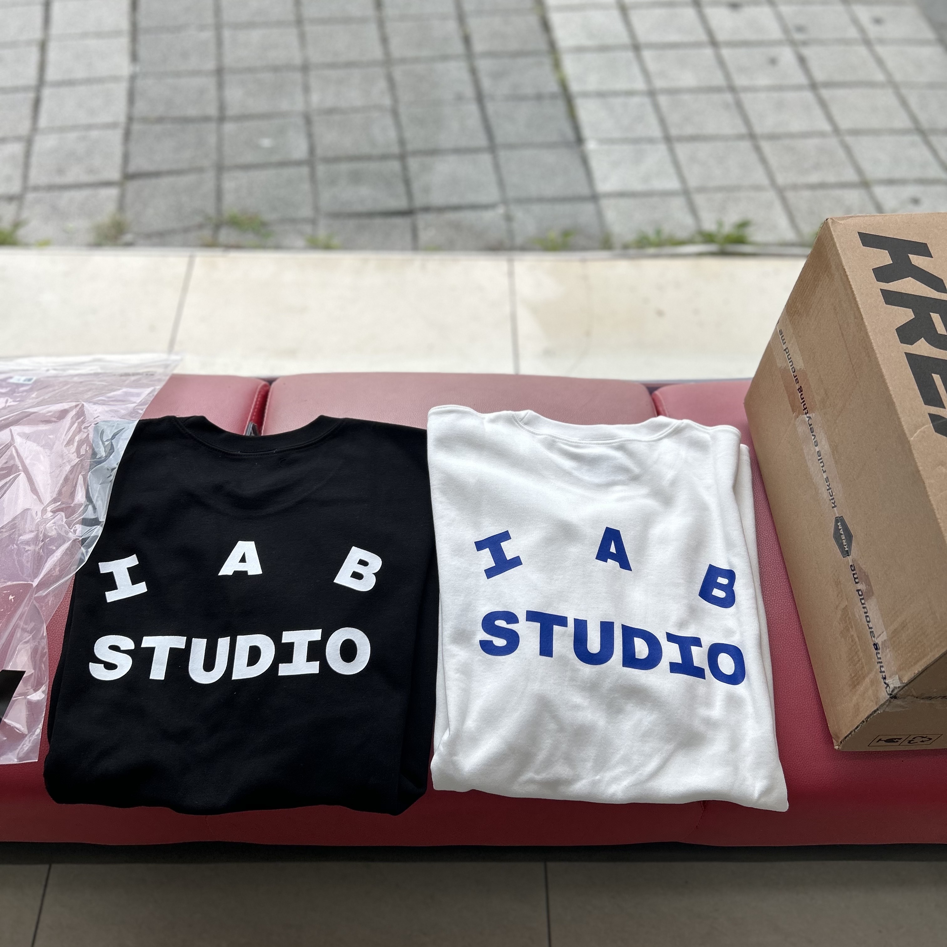 IAB Studio 10th Anniversary T-Shirts Pack White & Black (2 Pack) 착용 스타일